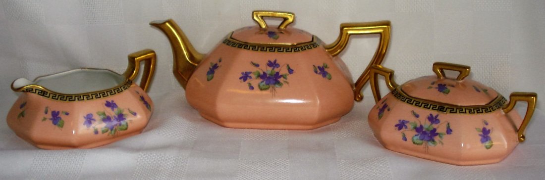 3-piece tea service (Limoges, France): 3-piece tea service. marked beneath T&V. Limoges. made in France. 1 lidded tea pot, 1 lidded sugar bowl, 1 milk/ceam jug. approx combined weight:0.900g. local pick-up and worldwide shipping at buyer's