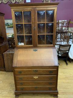Govenor Winthrop Cabinet Slant front desk, key: Slant front desk, key lock Bubble Glass panel doors H71 L34 D 18 1/2