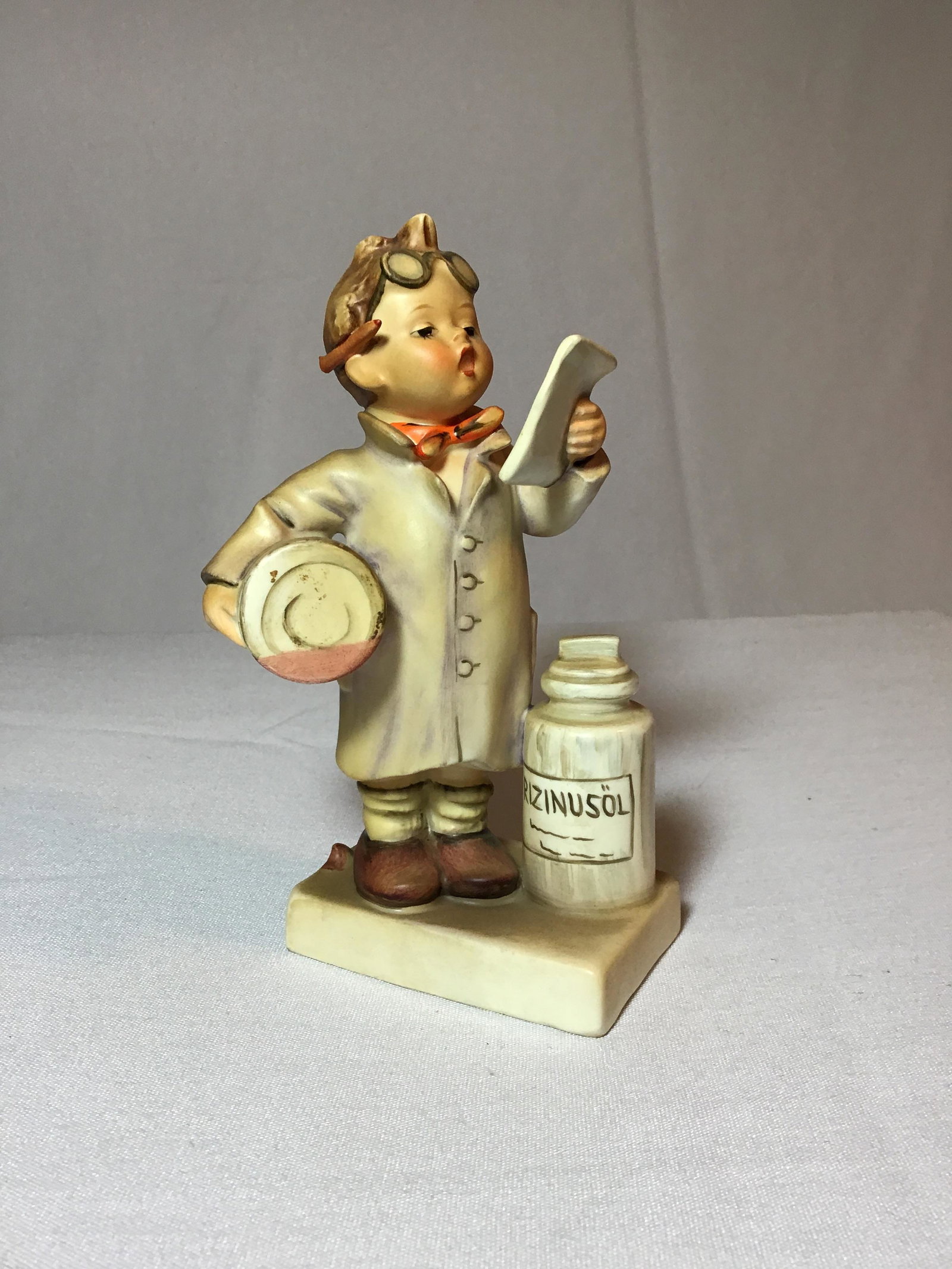 Hummel figurine getting groceries #322 1955 6?Â: .