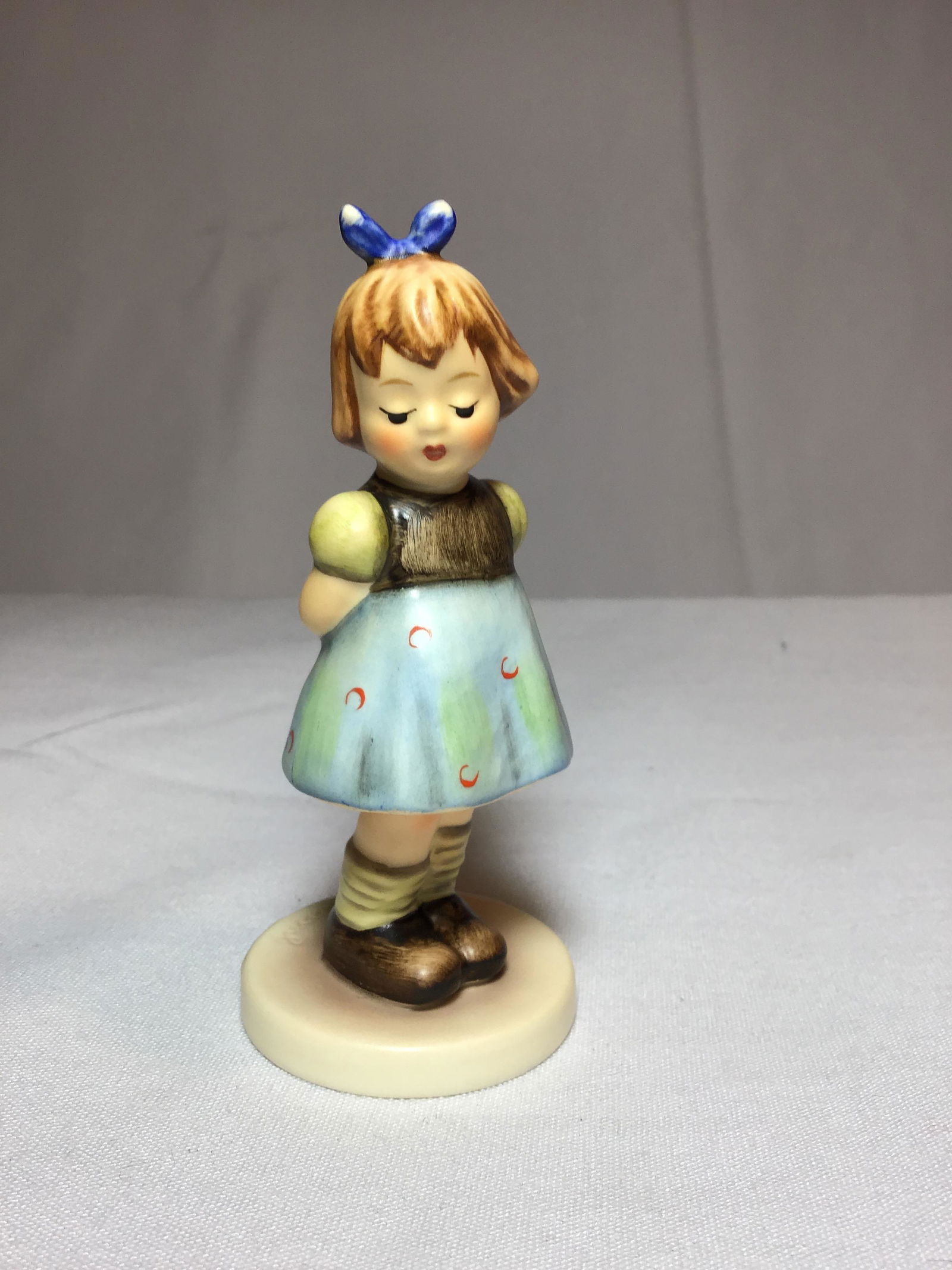 Hummel Figurine â€œTwo Hands One Treat?Â #493 1988 (1 of 8)