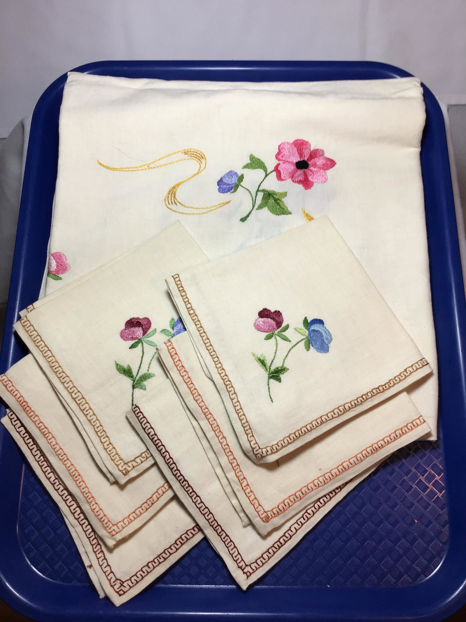 Floral Linens 6 place napkins 1 tablecloth: .