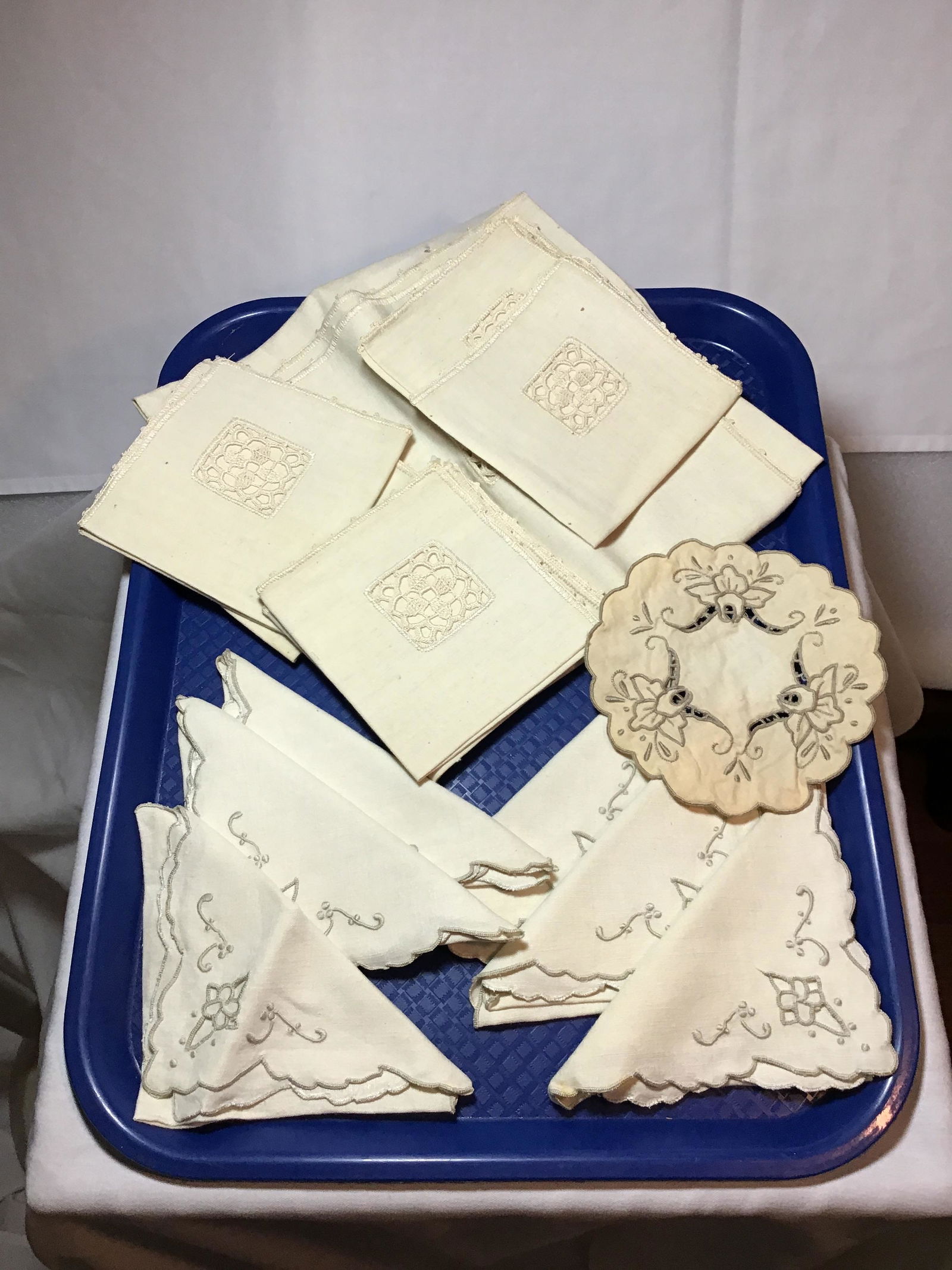 Linen lot two sets of napkins 1 set w/ tablecloth (1 of 5)