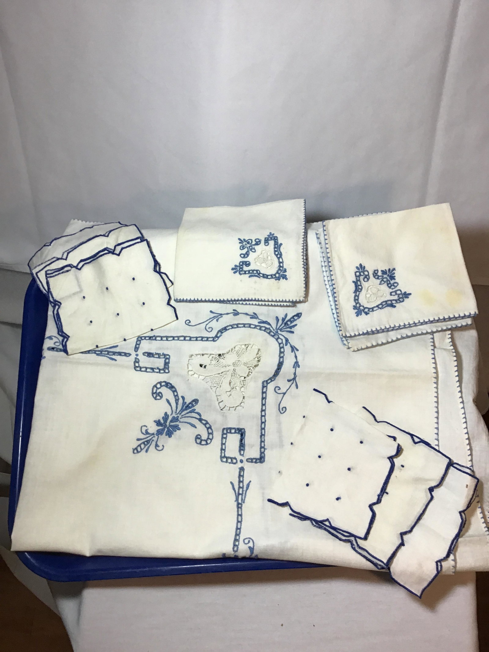 White w/ blue accented linens: .