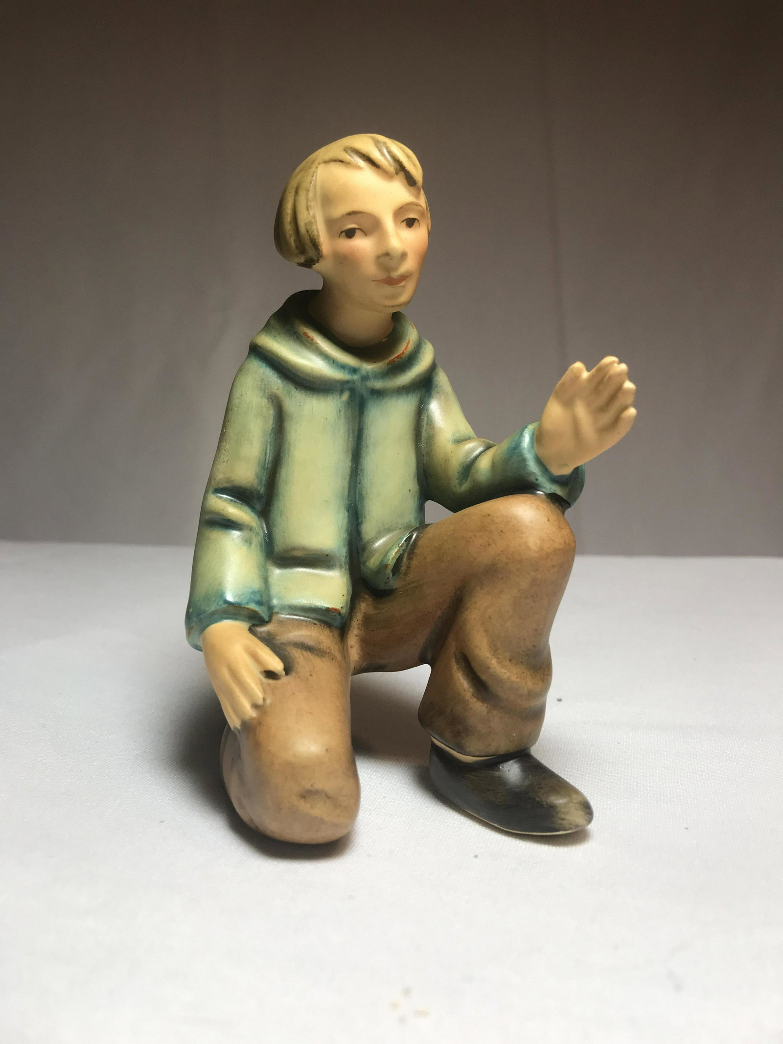 Hummel figurine kneeling farmer boy: .