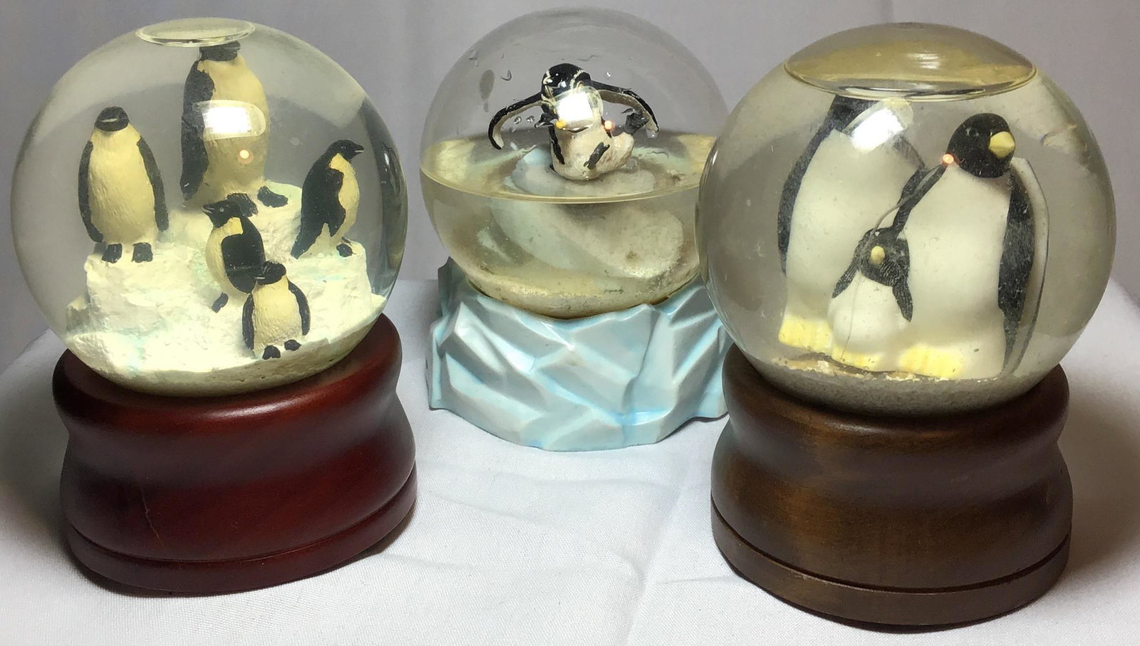 Penguin snow globes 2 play music: .