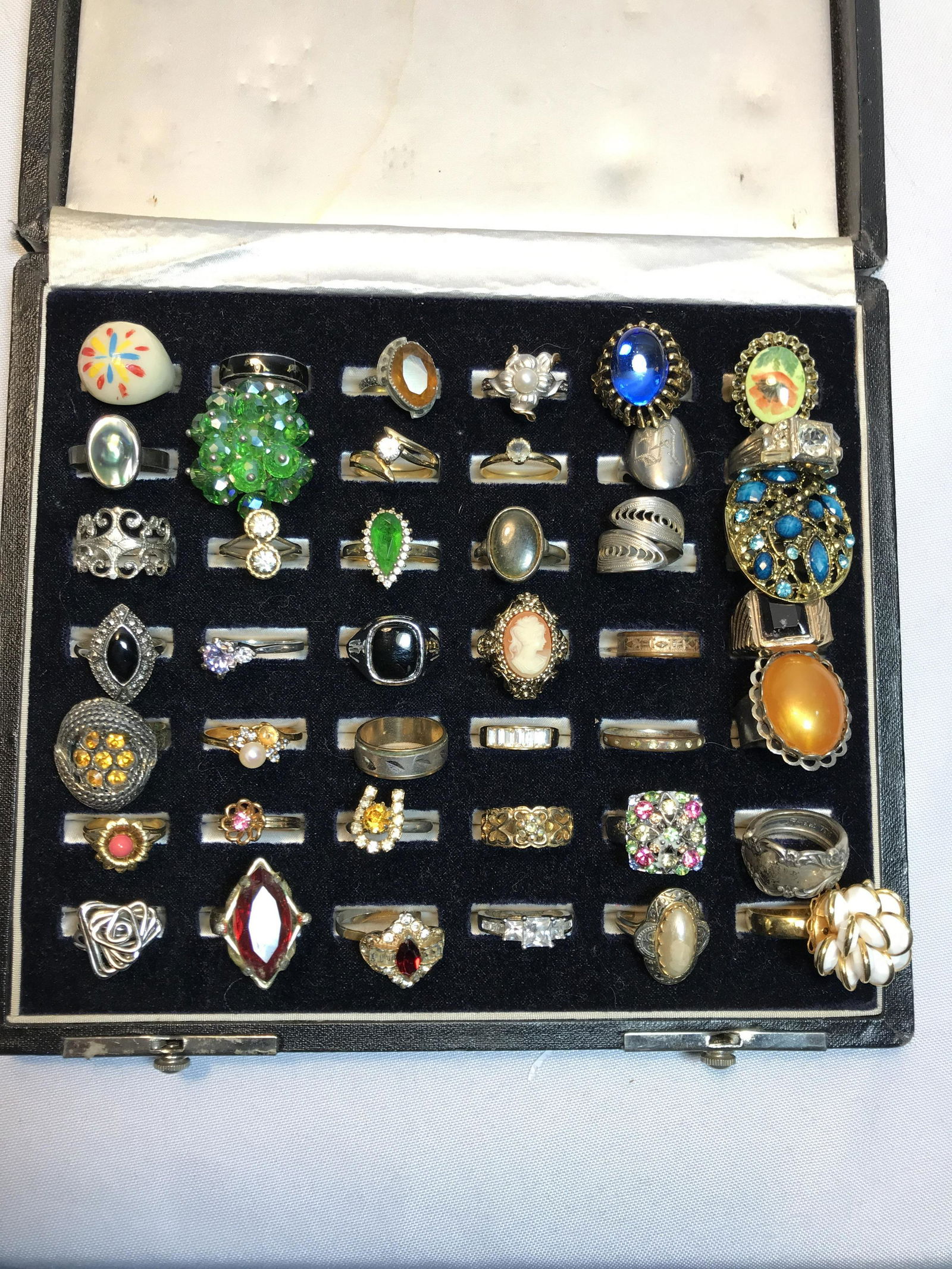 Costume Ring collection Loads of assorted rings. (1 of 4)
