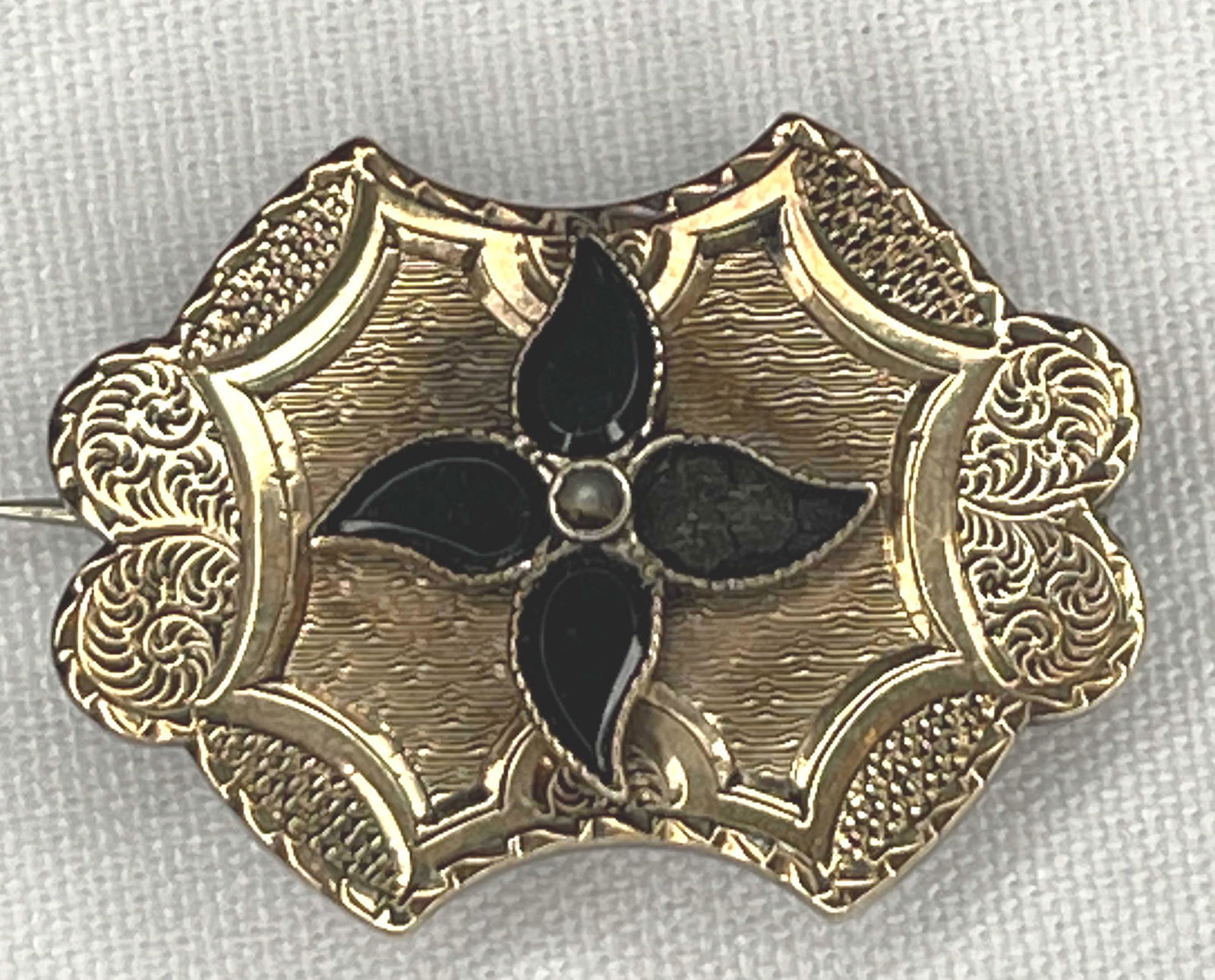 Mourning Pin Black Onyx Stones Seed pearl center 9 kt (1 of 3)