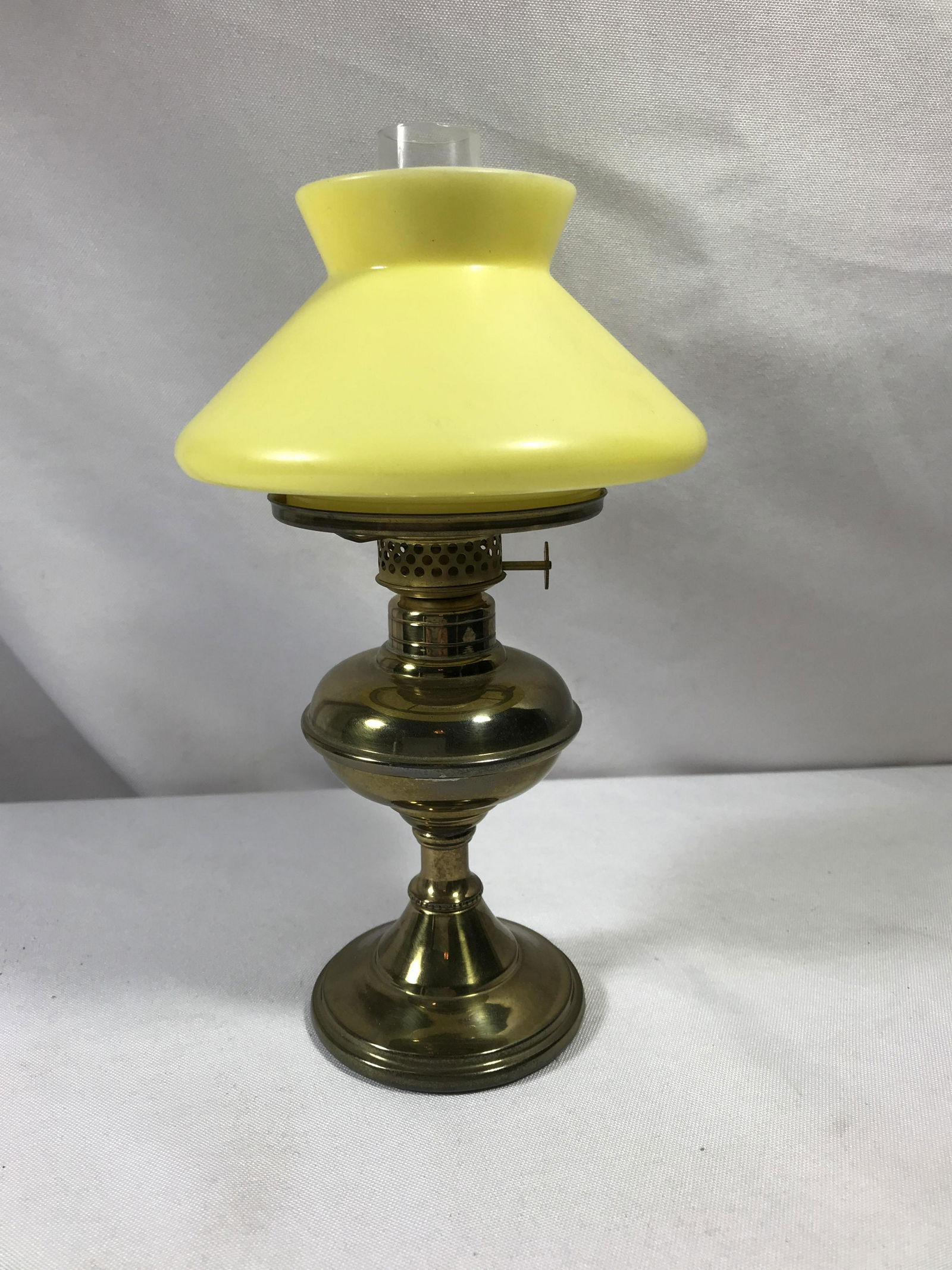Nutmeg ABCO Early Oil Lamp 9in (1 of 3)