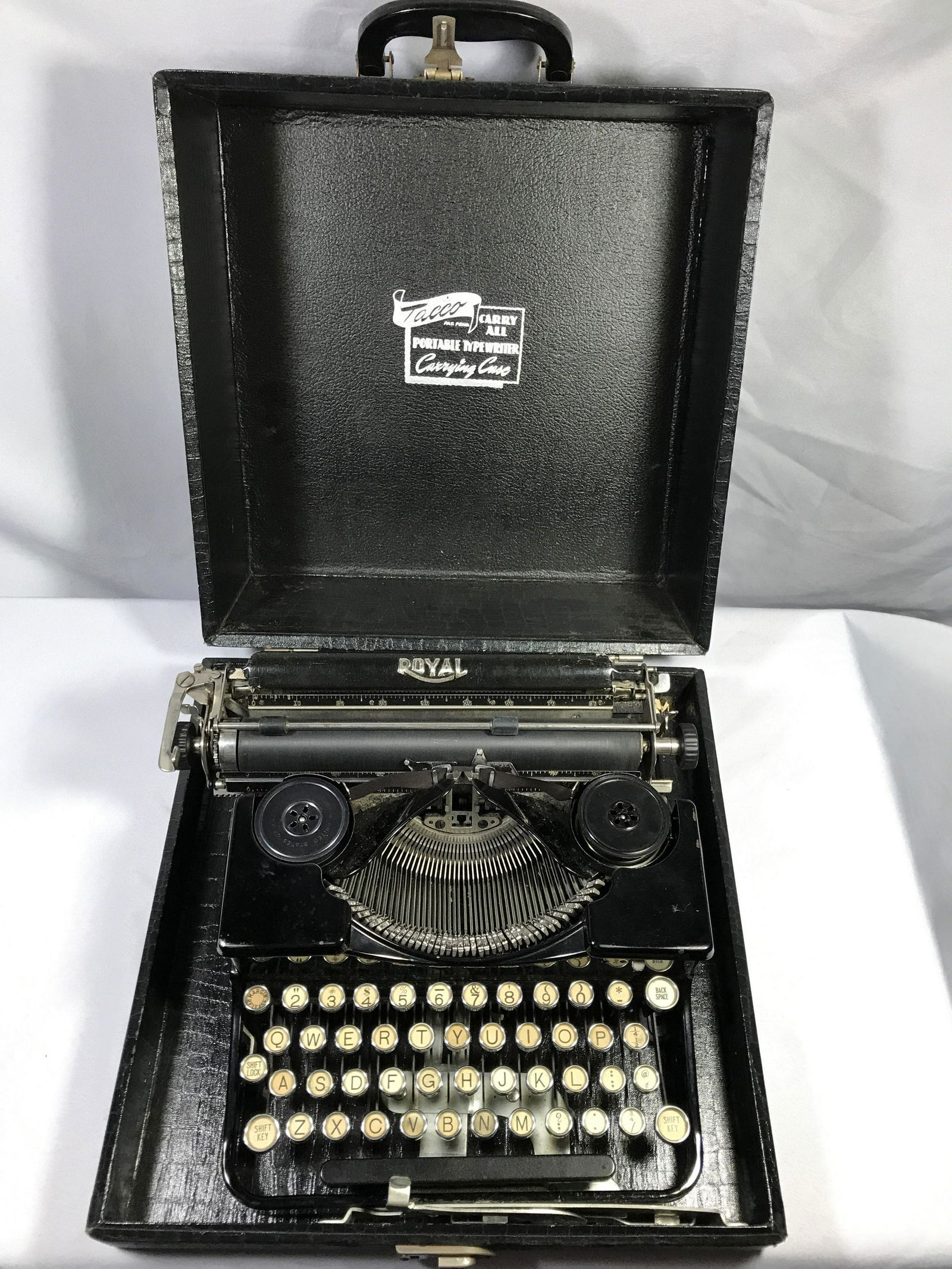 Tacco Portable Typewriter w Case . (1 of 5)