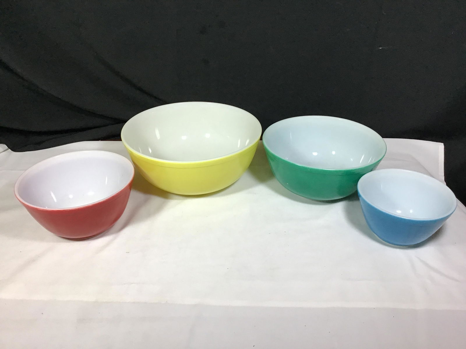Pyrex Mixing bowl set Set of 4 multi colored Pyrex (1 of 12)
