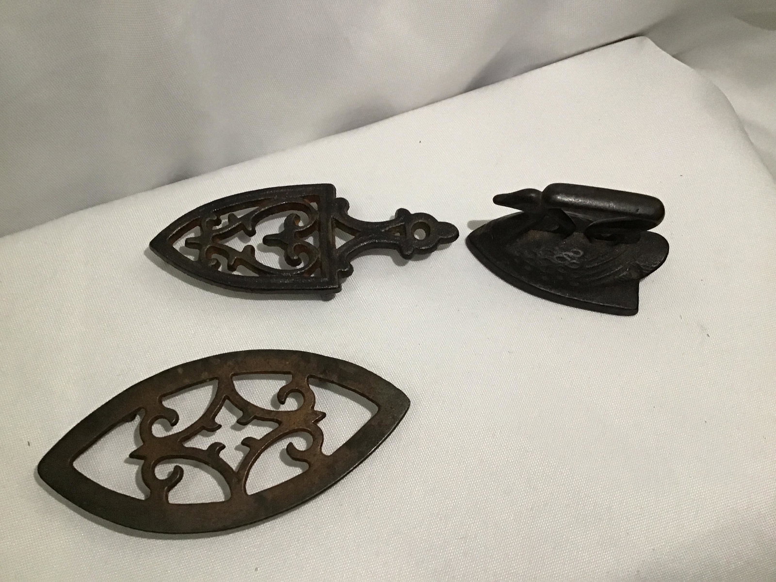 Swan Kitchen Irons Largest piece measures 4.5 inches: Largest piece measures 4.5 inches wide