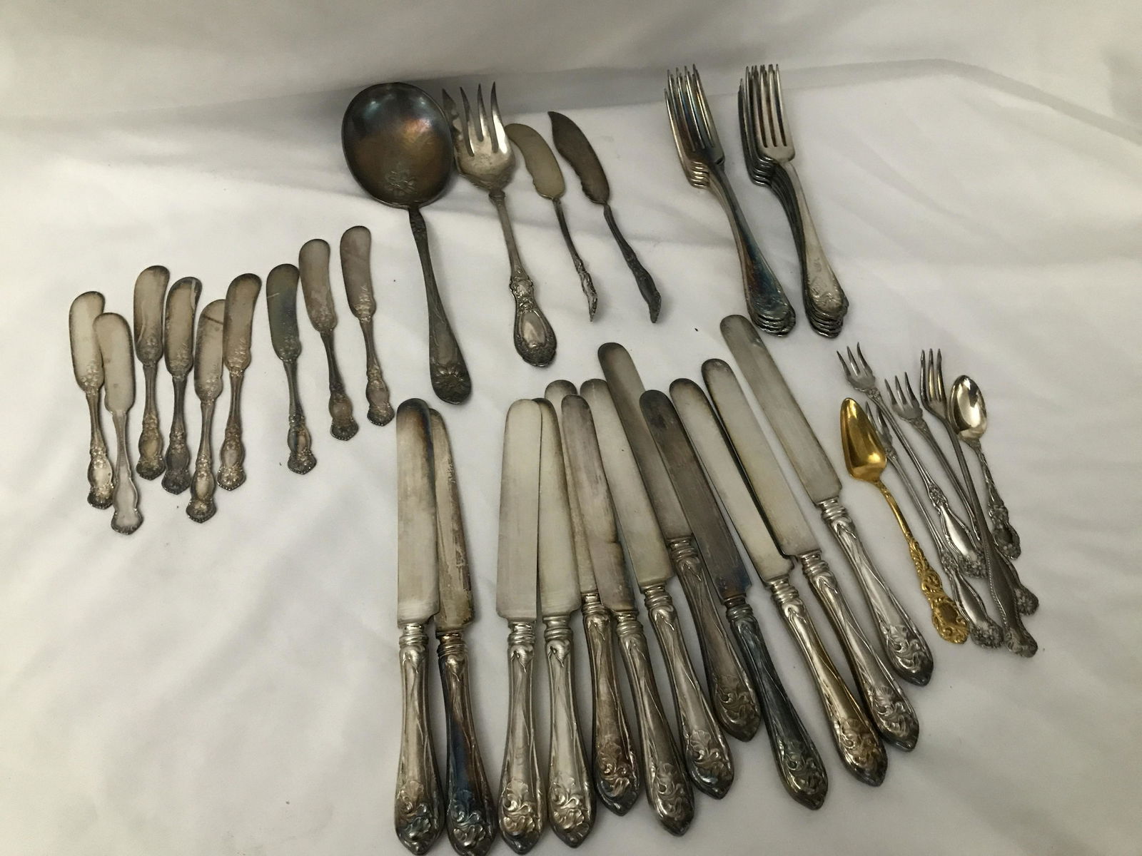 Silverplate Dining Set Forks, Butter Knives, Serving (1 of 8)