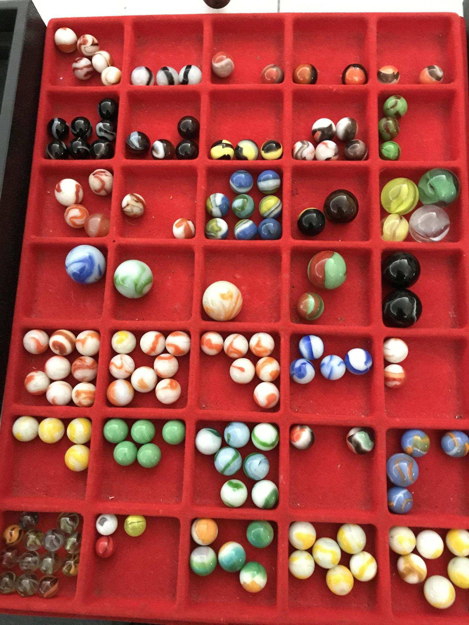 Vintage Machine Made Marbles 146 pieces in very good (1 of 5)