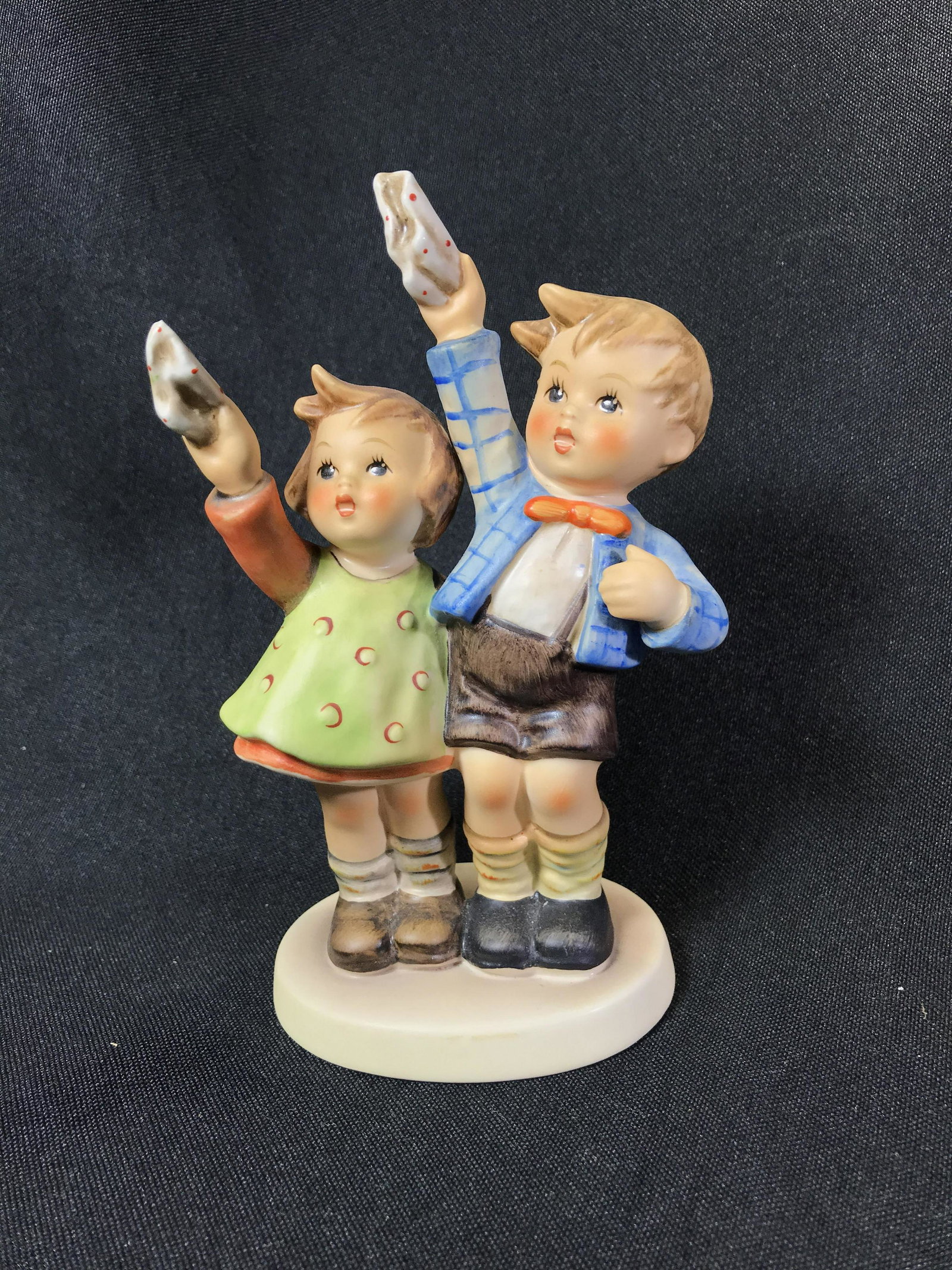 Auf Wiedersehen 153/0 Hummel Measures 5.5 inches tall: Measures 5.5 inches tall