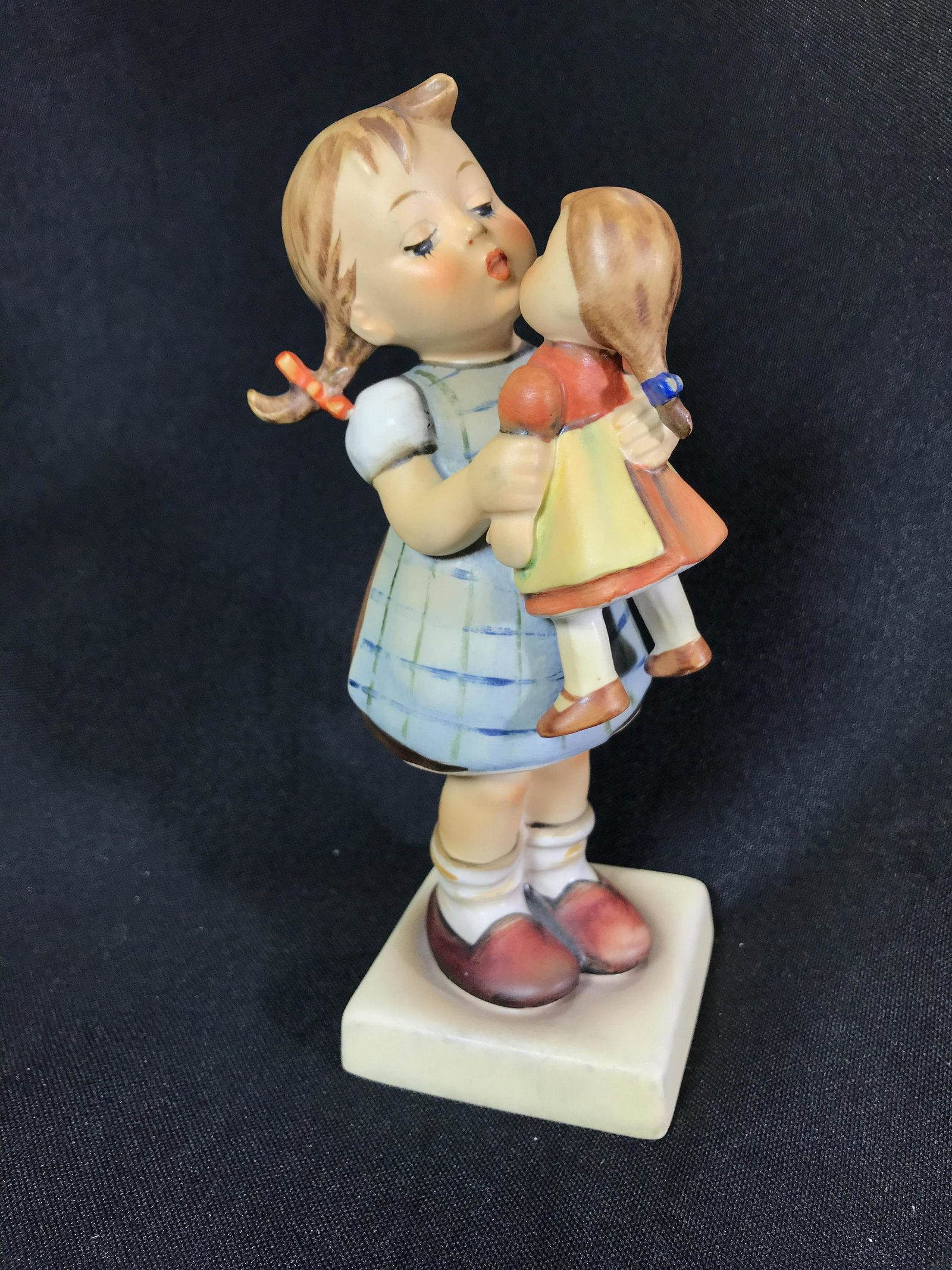 Kiss Me Hummel Figurine 311 .: .