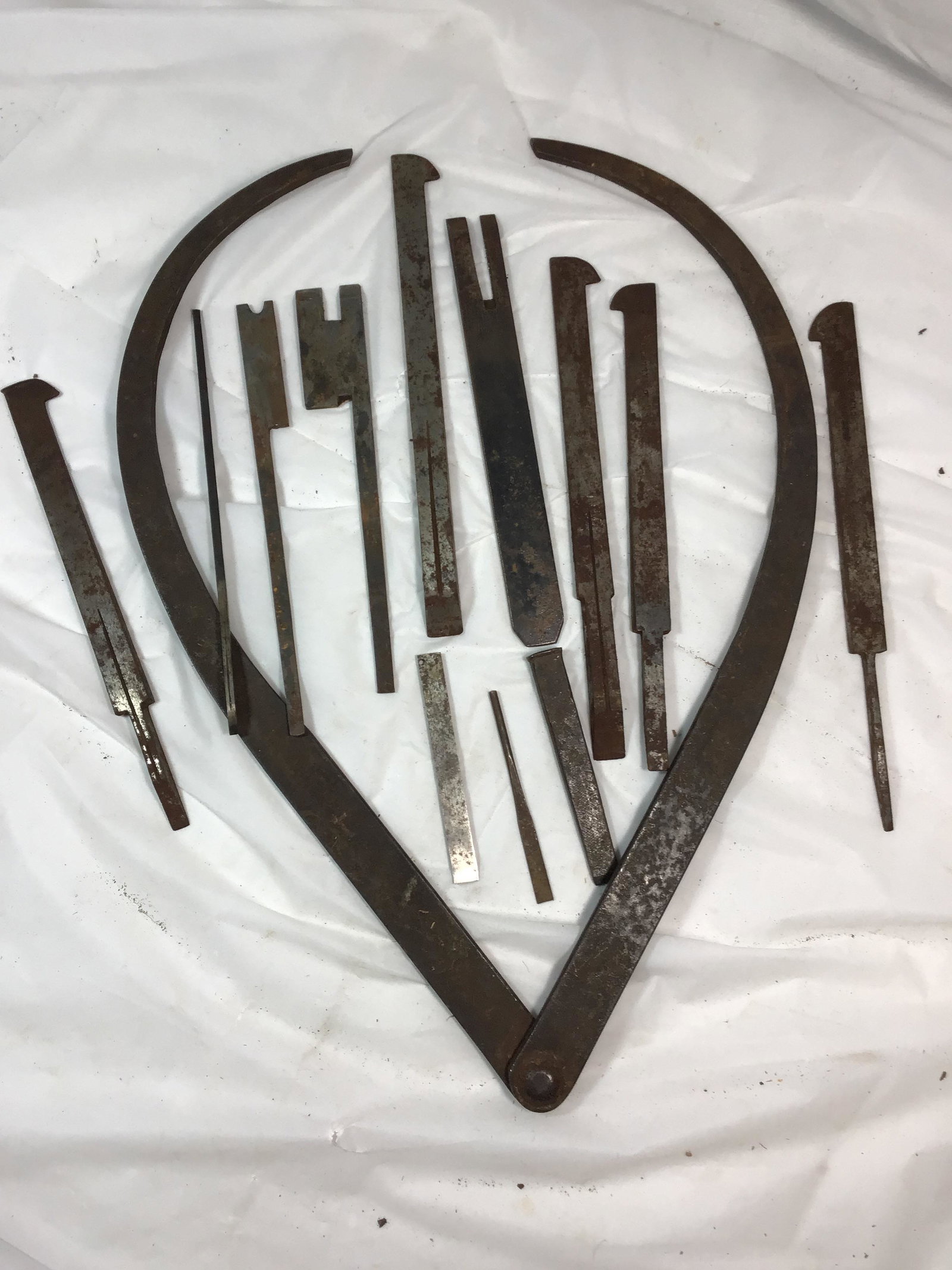 Wood Plane Blades Clamp measures 16 x 11 inches: Clamp measures 16 x 11 inches
