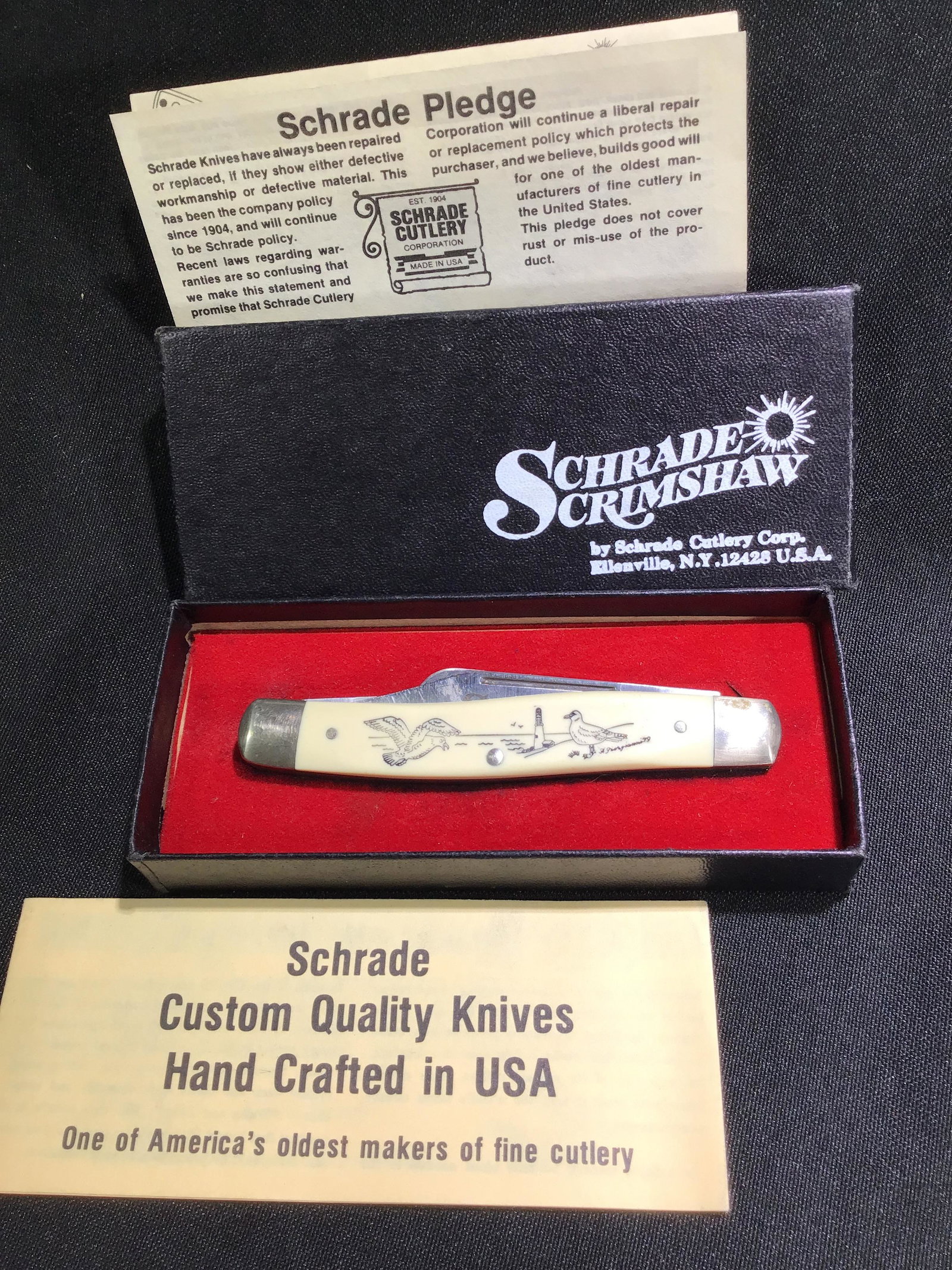 Schrade Scrimshaw Knife in org box .: .