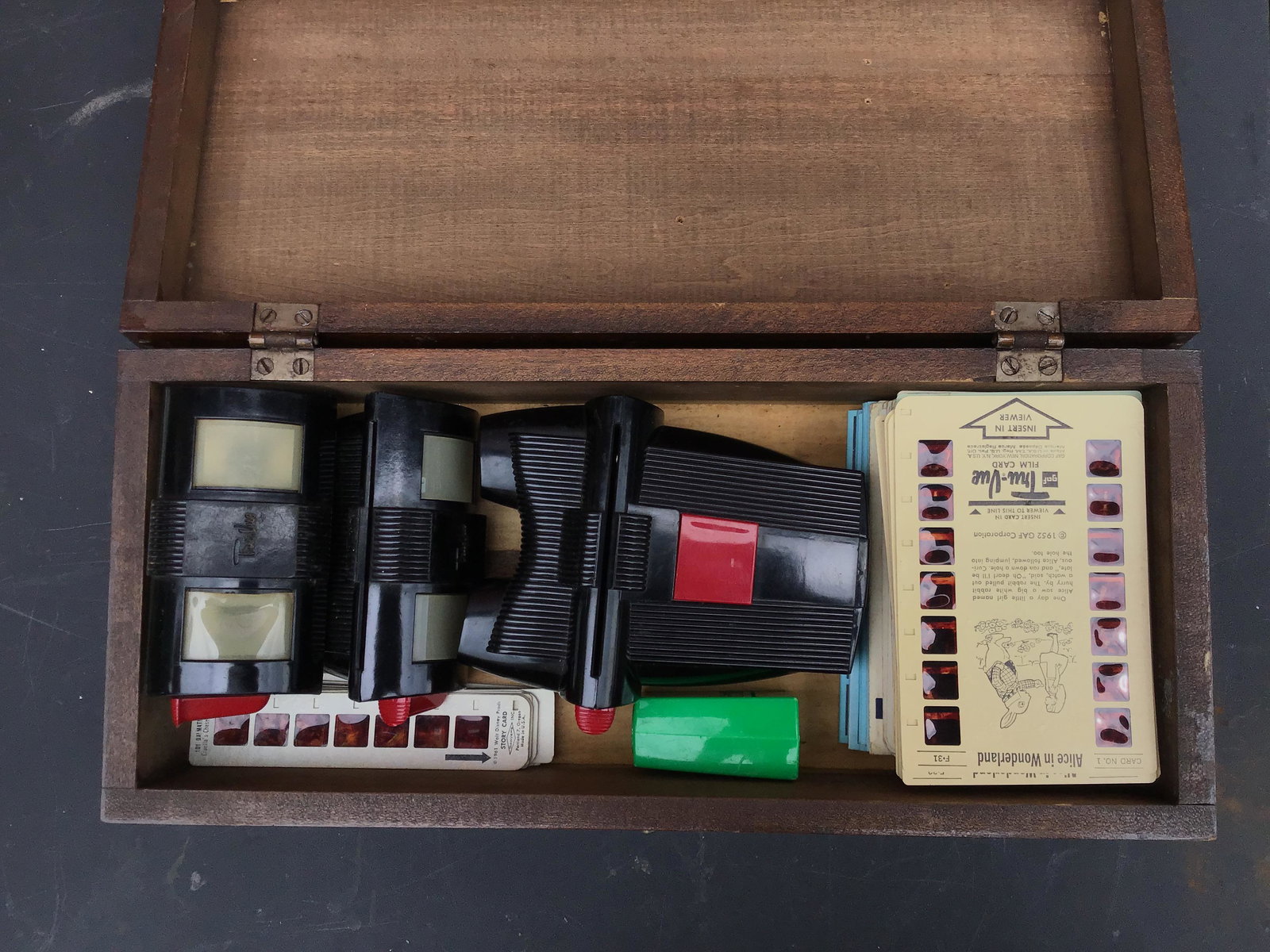 Vintage Viewmaster set up an oculus with multiple Viewmaster pictures and user binoculars (comes in (1 of 3)