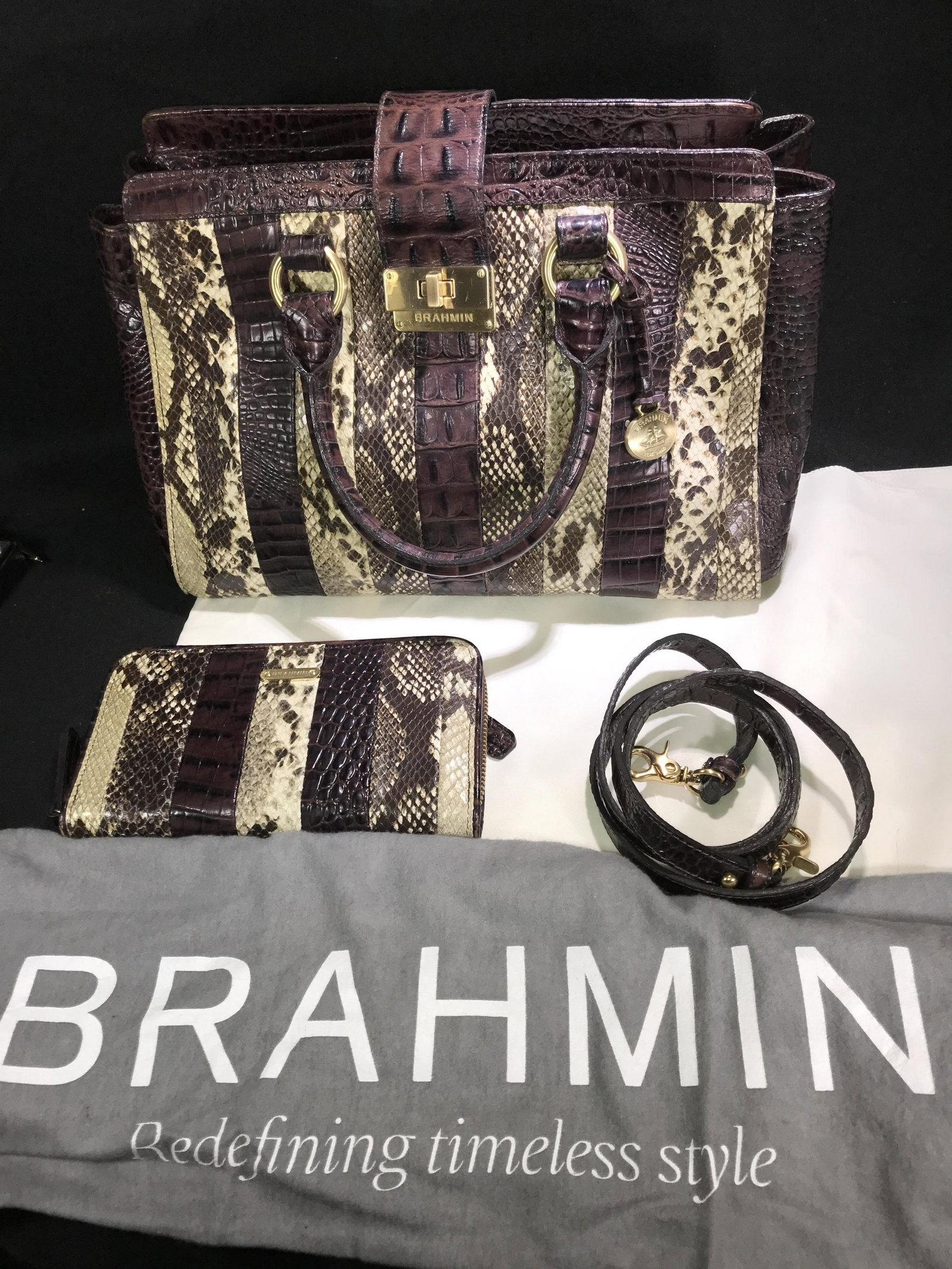 Brahmin Gator/Croc Style Design Purse With Purse & dust cover: With Purse & dust cover
