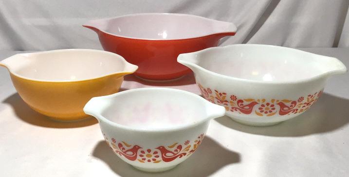 Vintage Pyrex Mixing Bowl Set . (1 of 11)