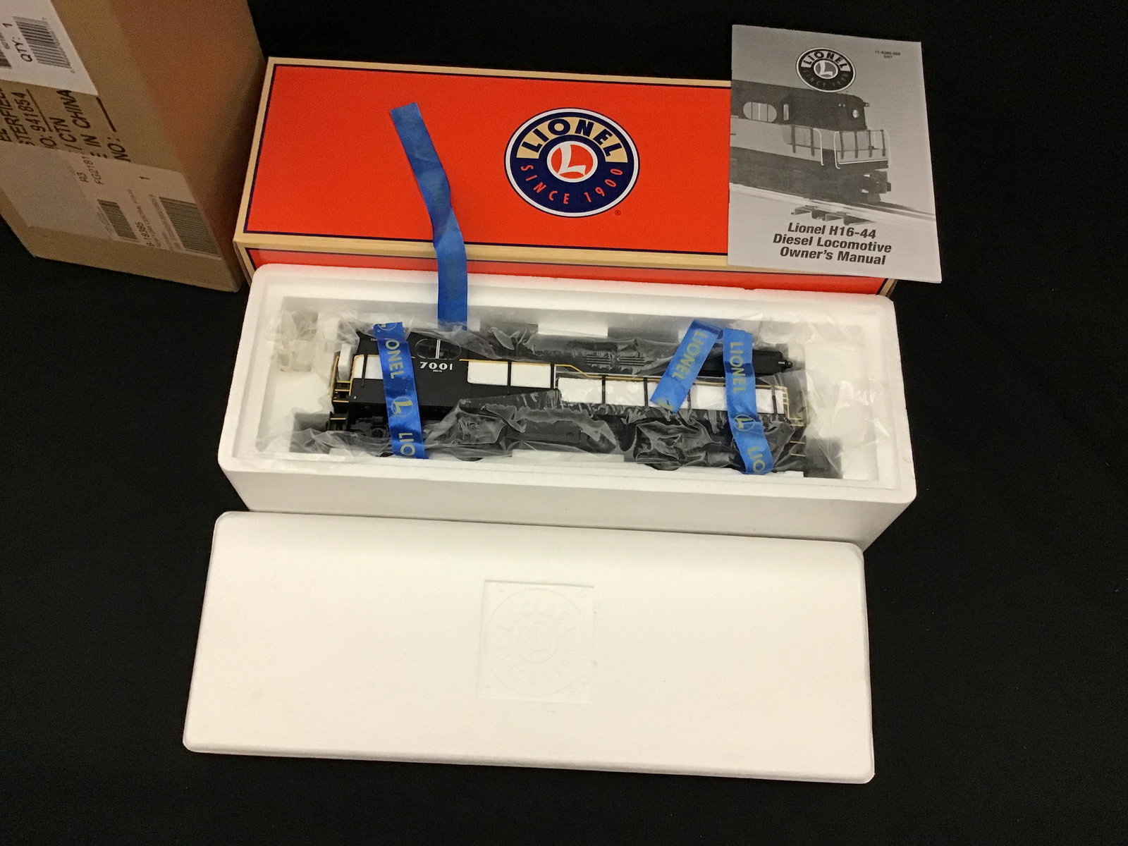 Lionel O Scale New York Central H16-44 Diesel Locomotive Engine 6-18385 7001: Locomotive Engine 6-18385 7001