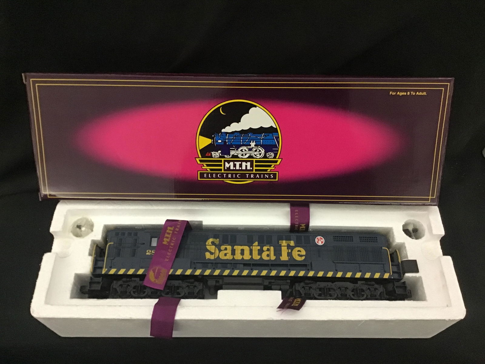MTH Electric Trains FM Trainmaster Diesel Engine Santa Fe locomotive 2825 20-2352-1 Open Box (1 of 4)