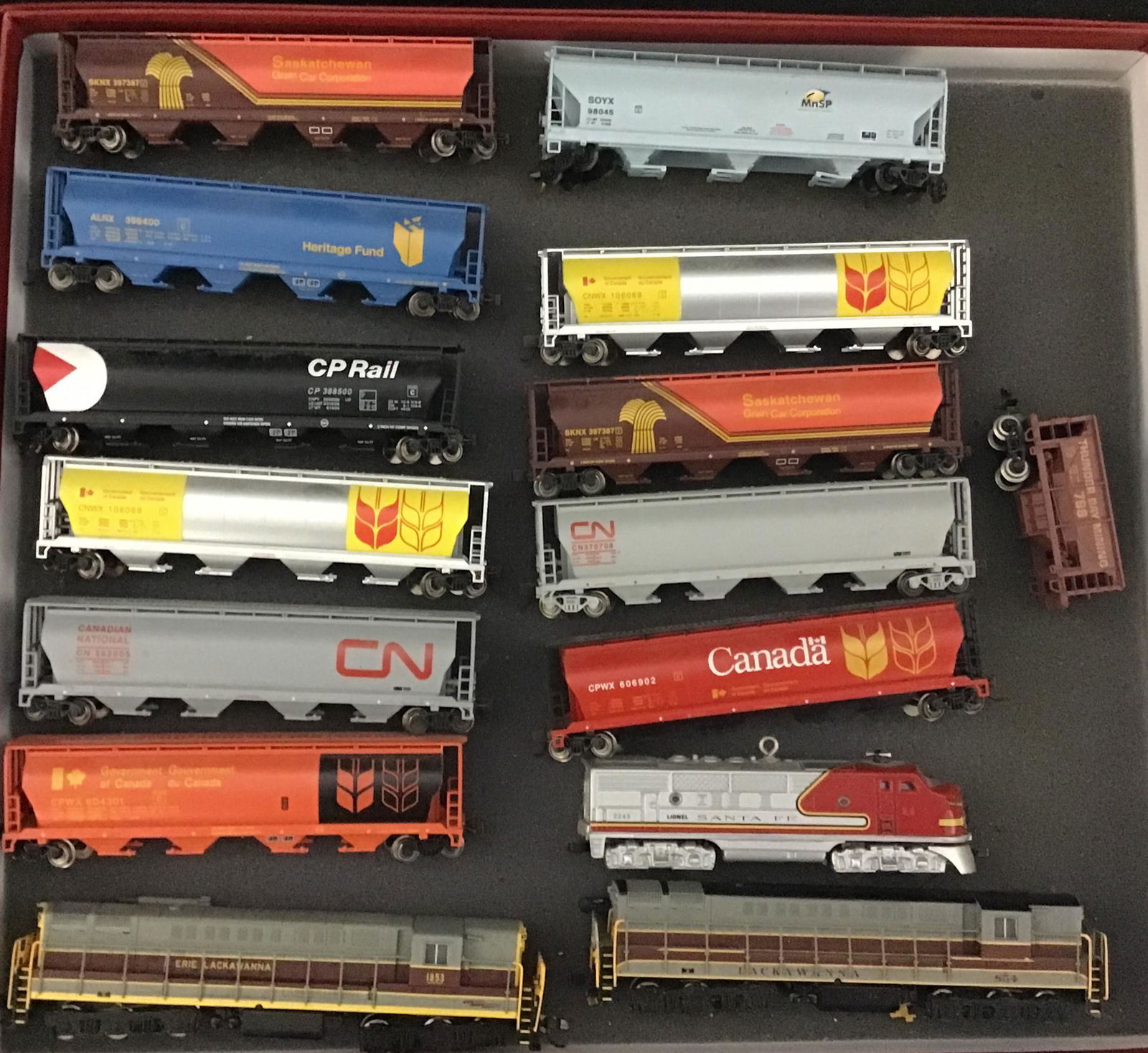 Assorted N Scale Engines Boxcars Rolling Stock Various Brands Atlas Lackawanna 854 Erie Lackawanna (1 of 3)