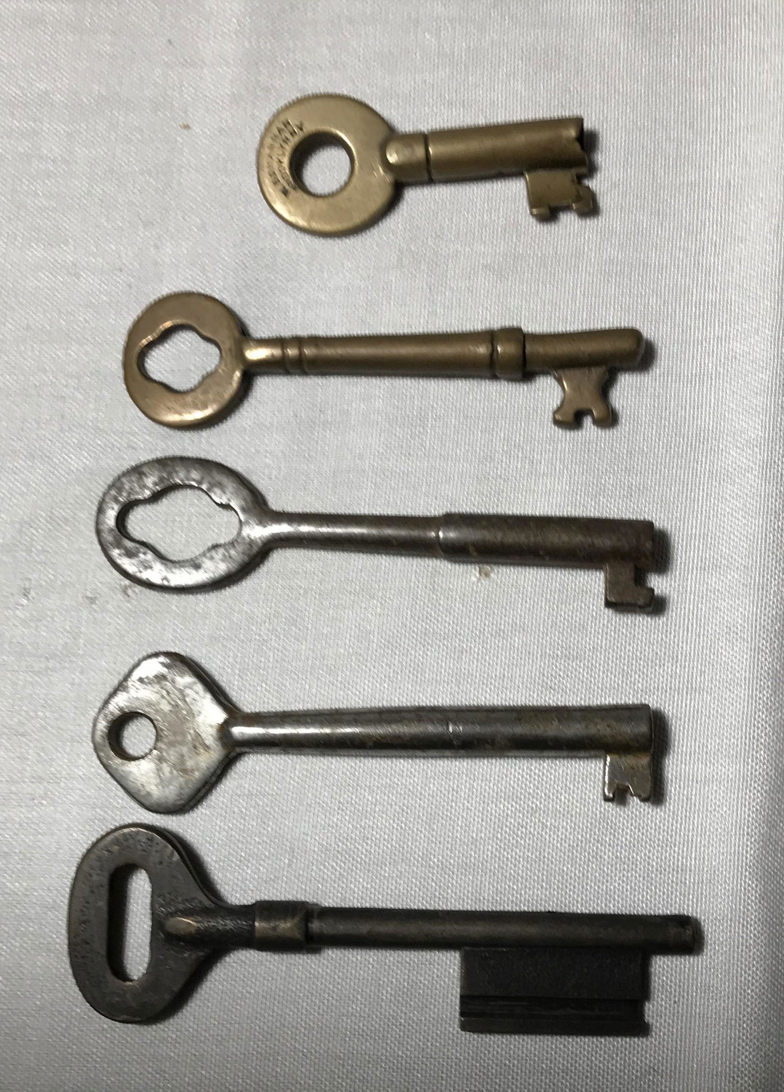 Assorted Keys (5) . (1 of 3)