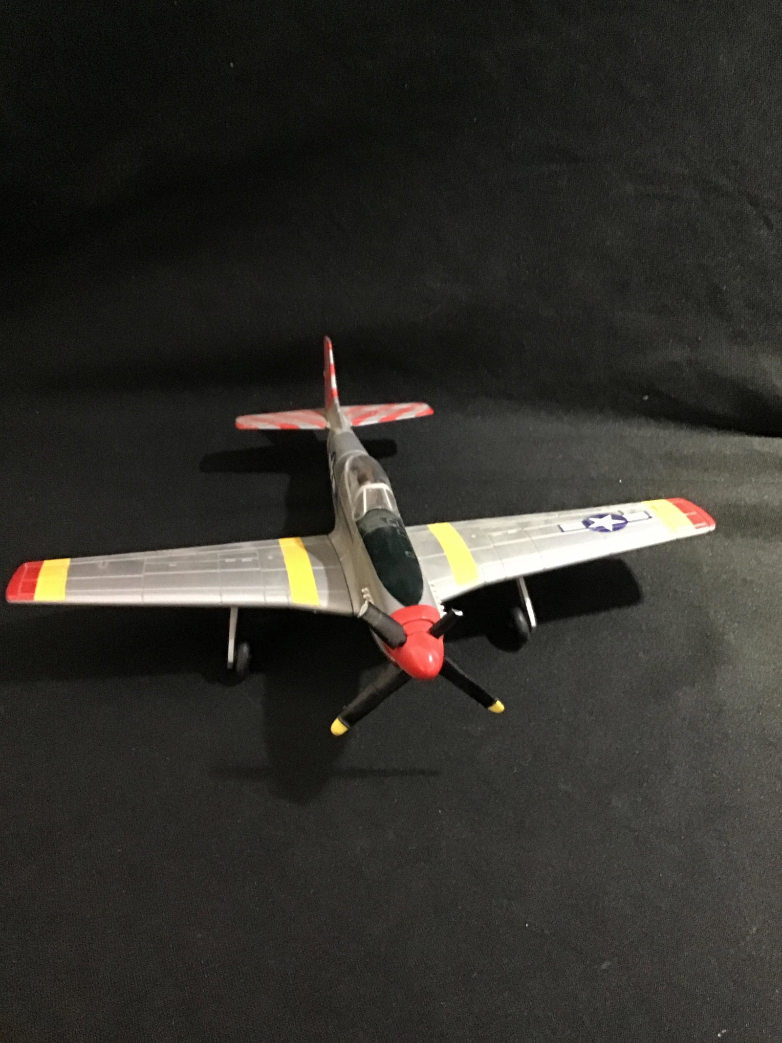 Air Signature 1:48 99018 P51D Mustang Diecast: missing two Propellers broken as shown