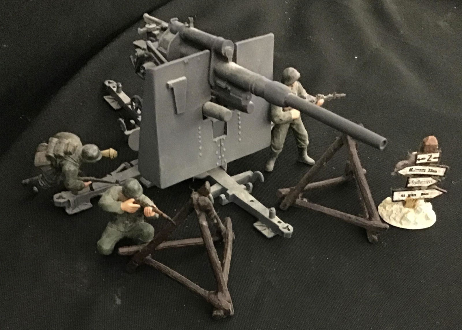 Vintage Toy  Plastic Cannon w/ Soldiers (1 of 3)