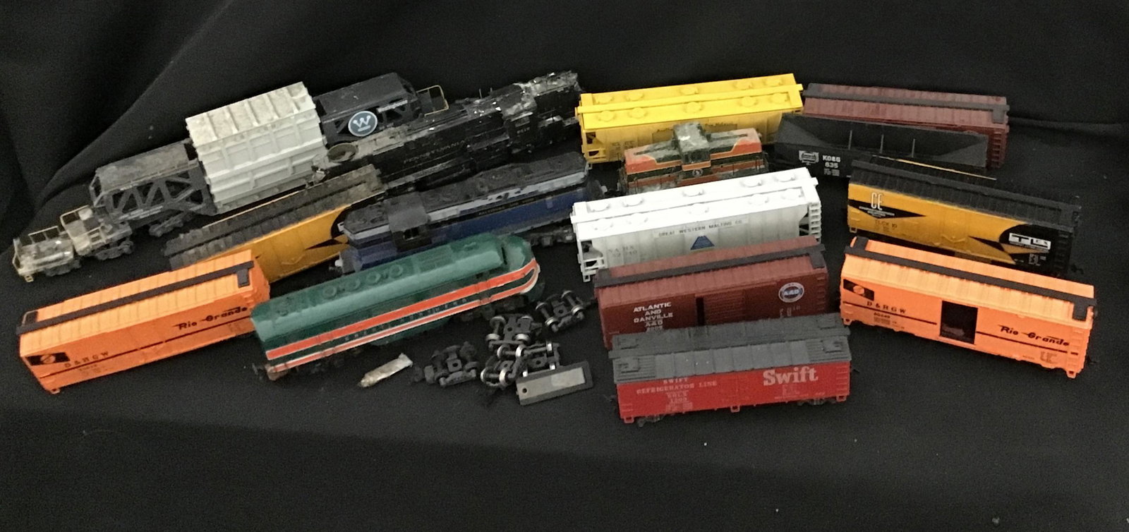 Freight cars and engines CMI â€“ 6902.1 and great: Northern engine.