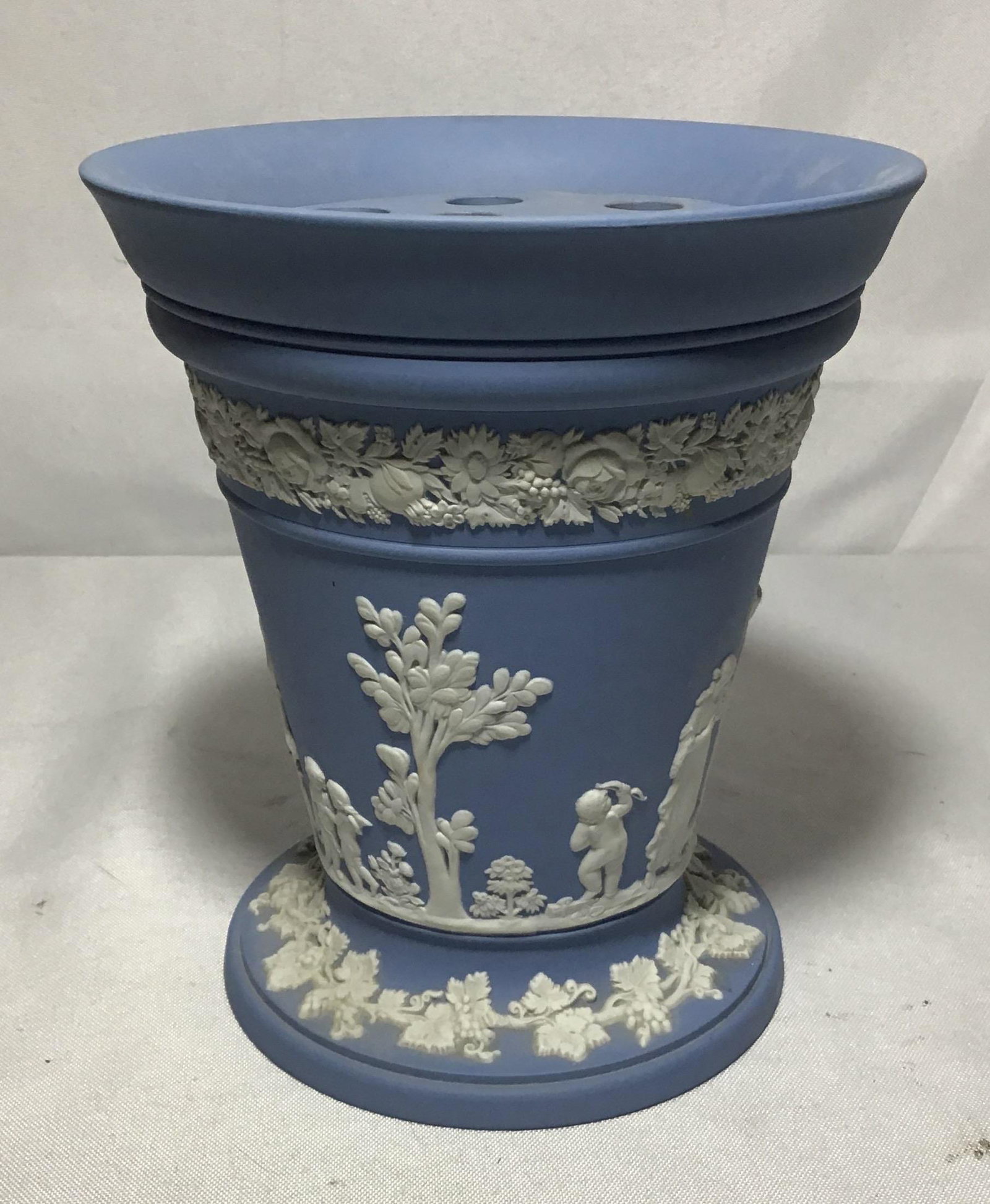 Vintage Wedgewood Frog for Flowers, H, 7 inches tall with Chip on base: inches tall with Chip on base