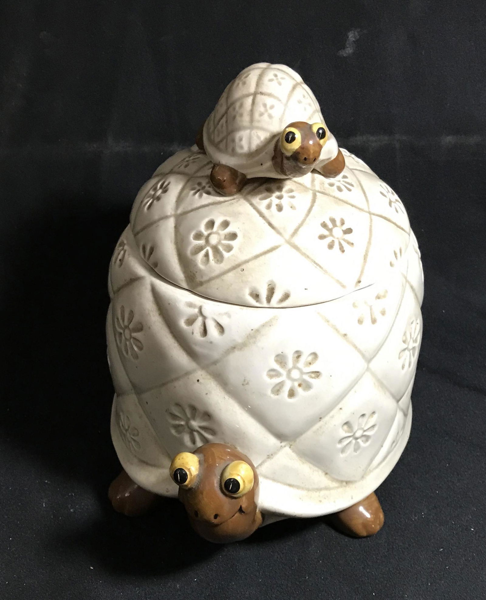 Vintage Turtle Cookie Jar Measures 8" x 10": Measures 8" x 10"