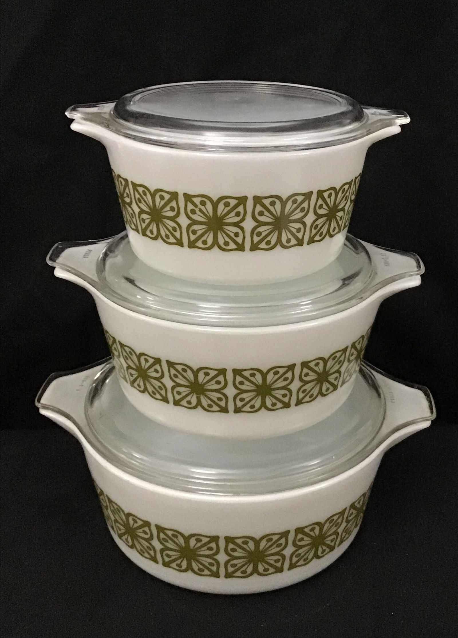 Pyrex Bowls w/ Lids Set (3) (1 of 10)
