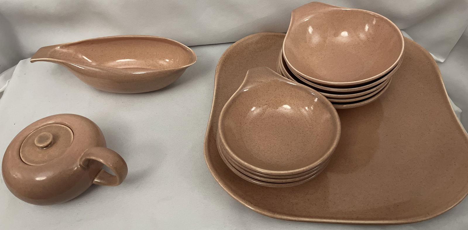 Russel Wright Coral Pink Collection: 5 large bowls, 4 small bowls, sugar, gravy boat & tray. Tray measuring 12 inches square