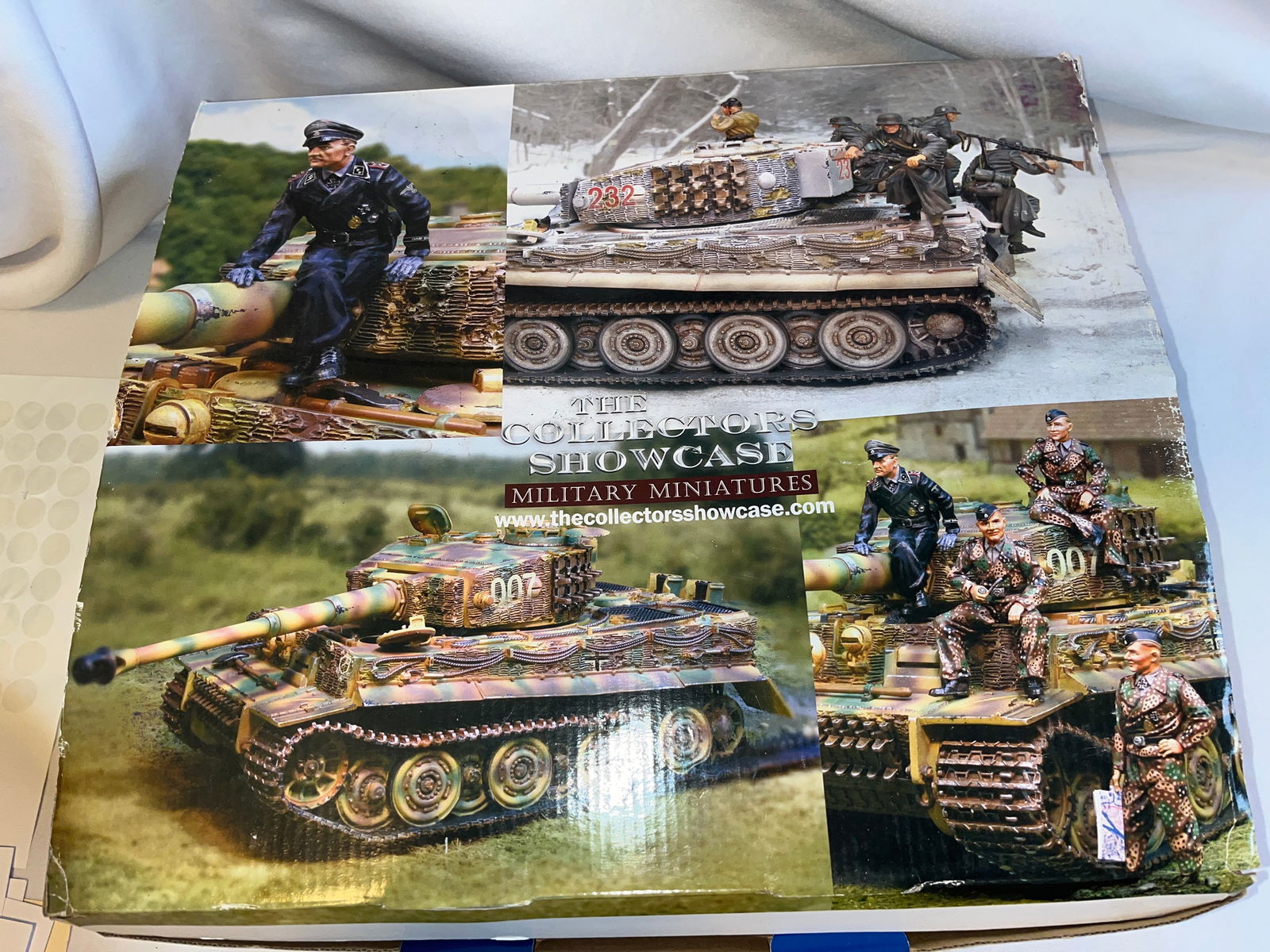 The Collectors Showcase CS00524 Winter Tiger I (1 of 6)