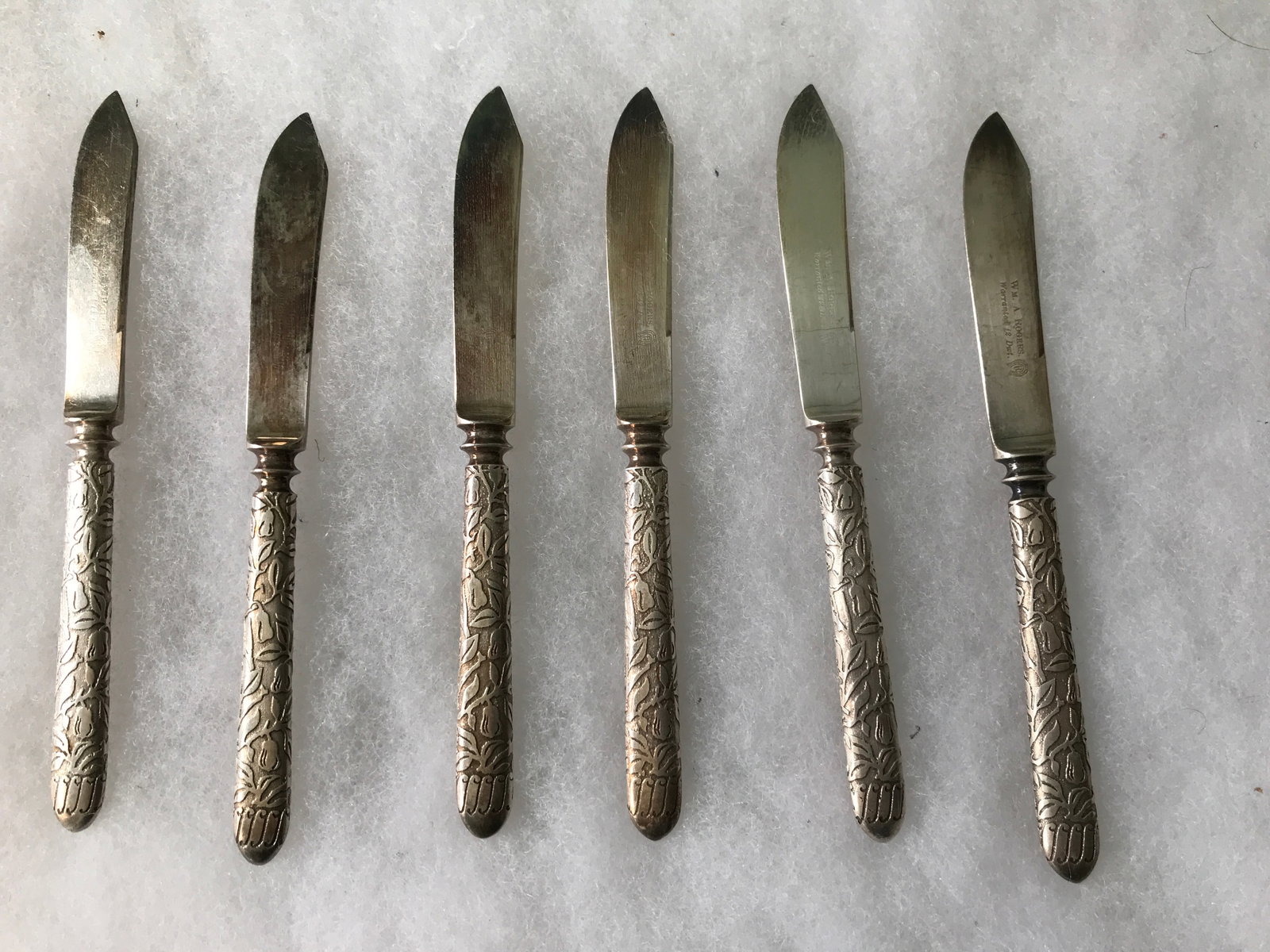 Wm A Rogers Butter Knife Set of 6: Each measures 6 inches long