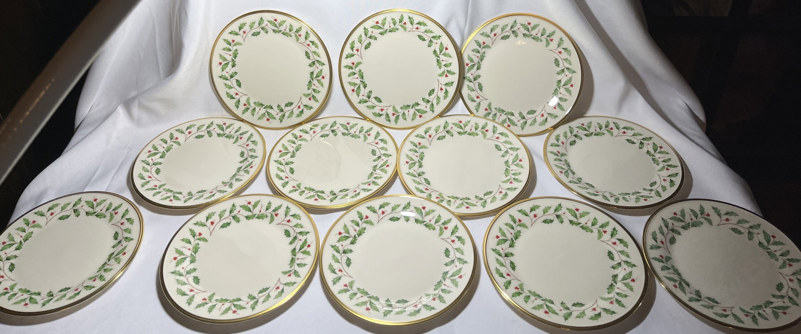LENOX Holiday Pattern Dessert Plates (12): Each measures 8 inches diameter