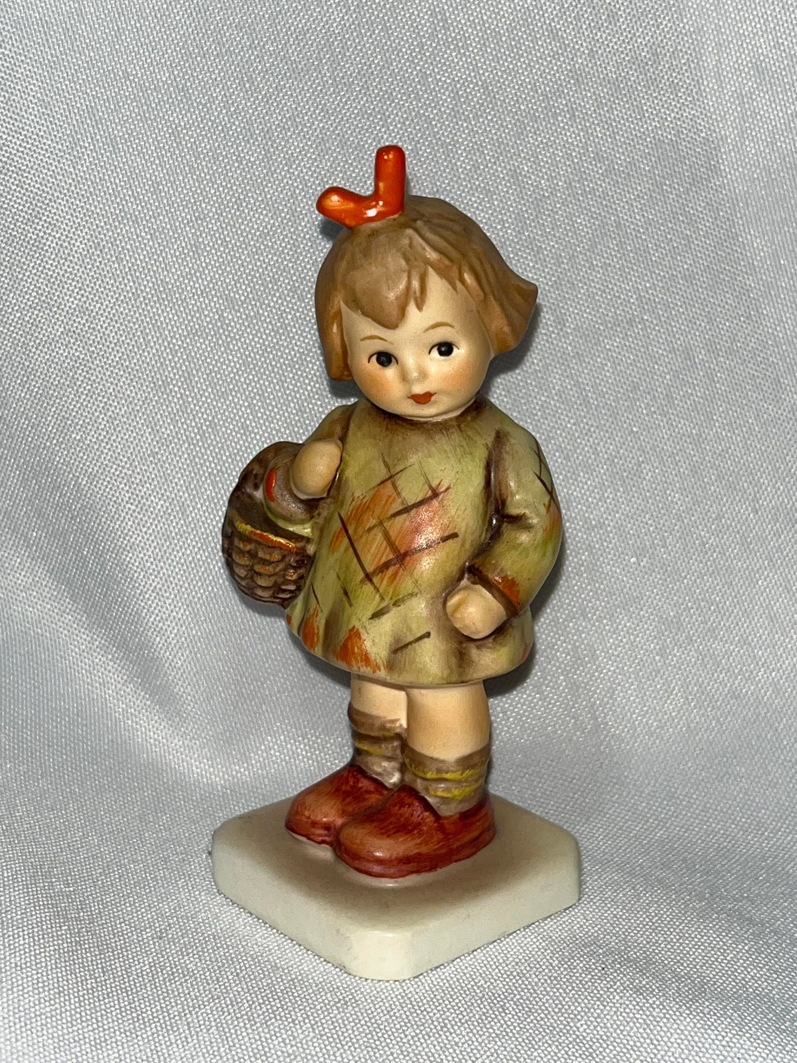 Hummel I Brought You A Gift: .