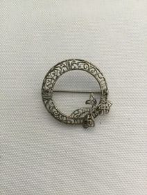 10k Gold Marked Filigree Wreath Brooch