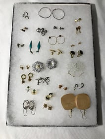 25 sets of Earrings, quite a variety