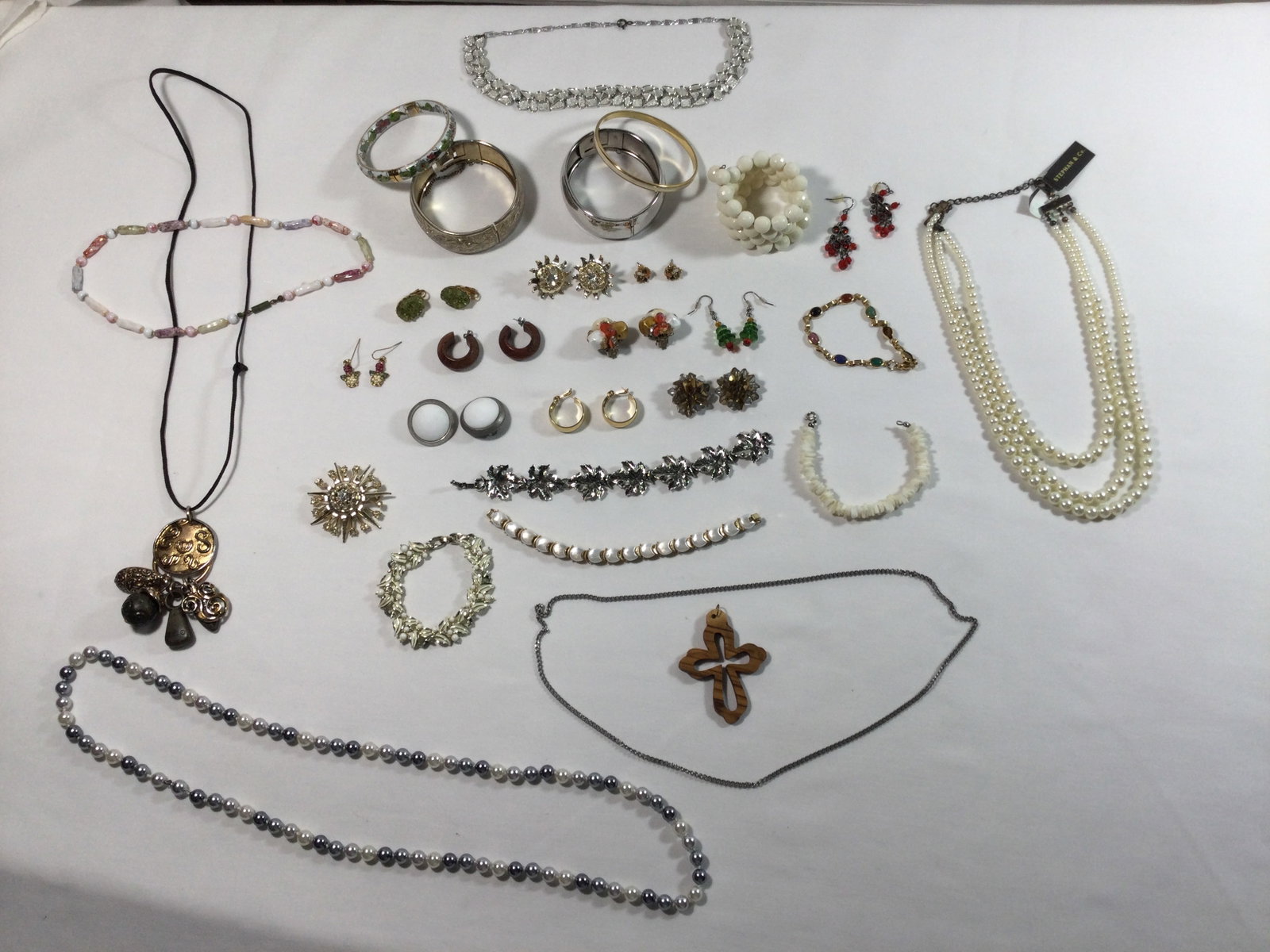 Costume Jewelry Collection: Includes earrings, bracelets & necklaces