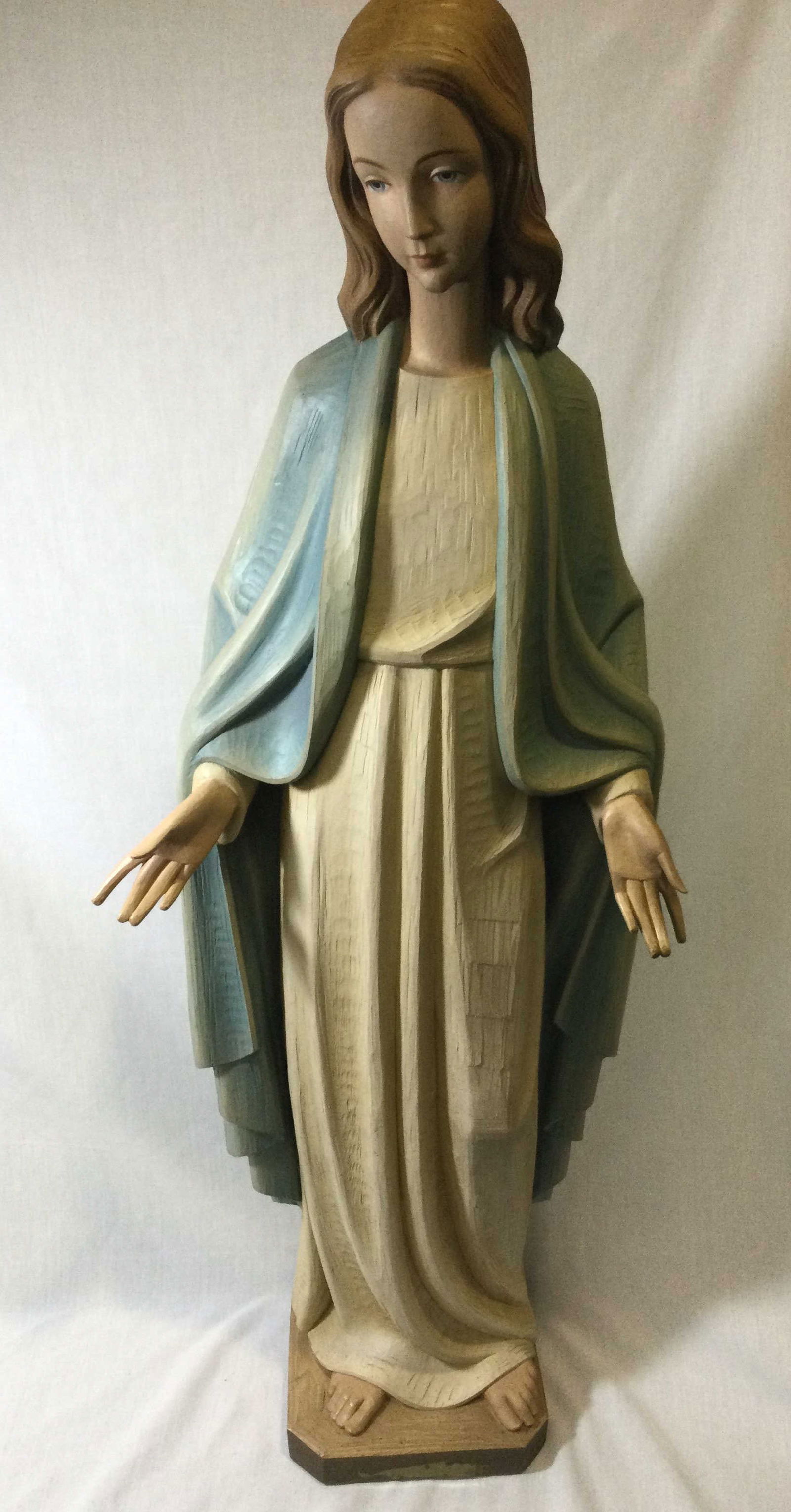 Wooden statue of Mary carved in Italy (1 of 6)