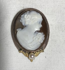 14 KT Gold Cameo Brooch with Pearl