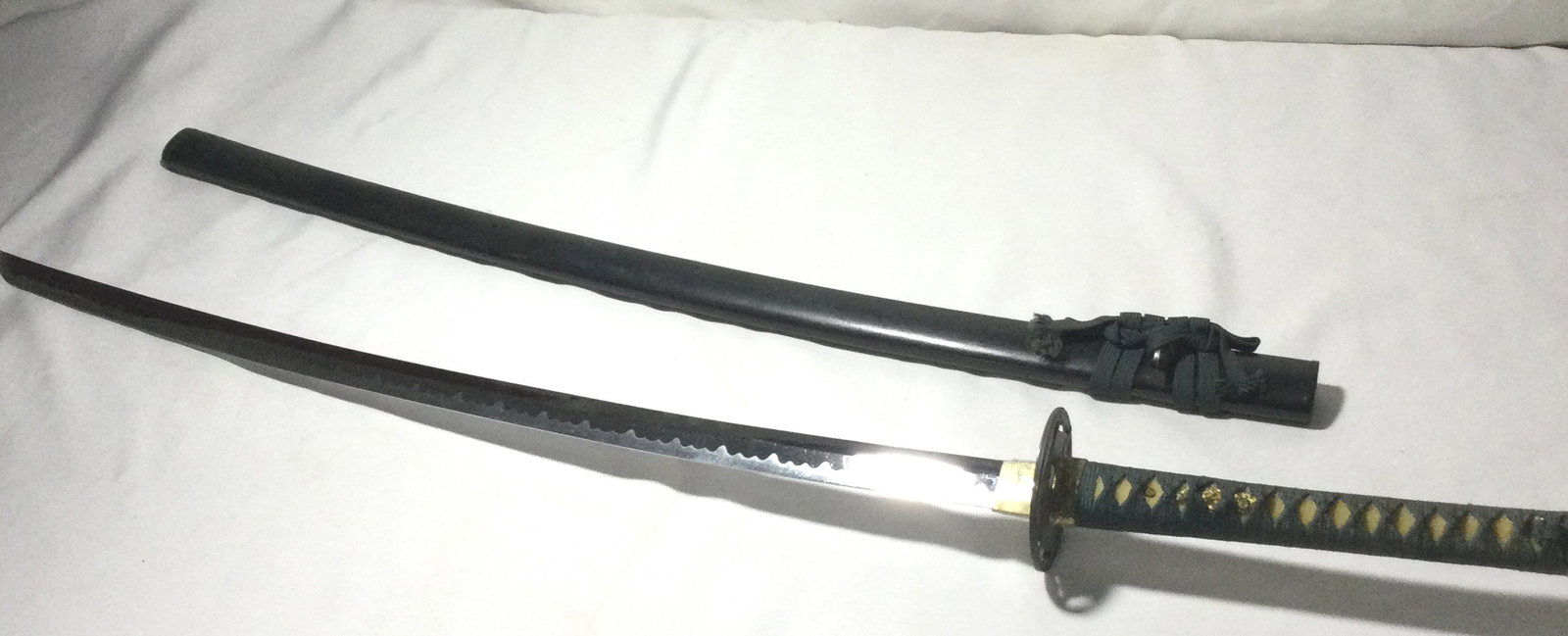 Japanese Samurai Sword with curved Blade: steel blade and sheath,Blade measures 28 inches measurement with handle 39 1/2 inches