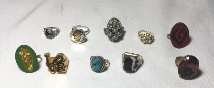 One lot of 10 rings, All different.