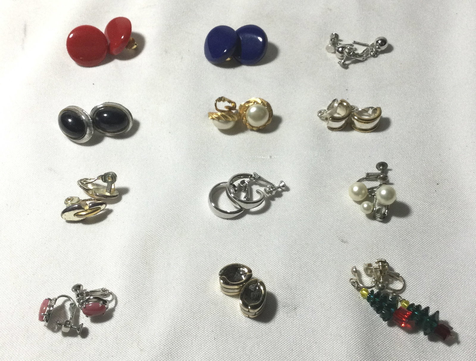 Lot of clip on and screw back earrings 12 pair (1 of 5)
