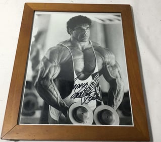 Lou Ferrigno Signed B & W Photo - The HULK
