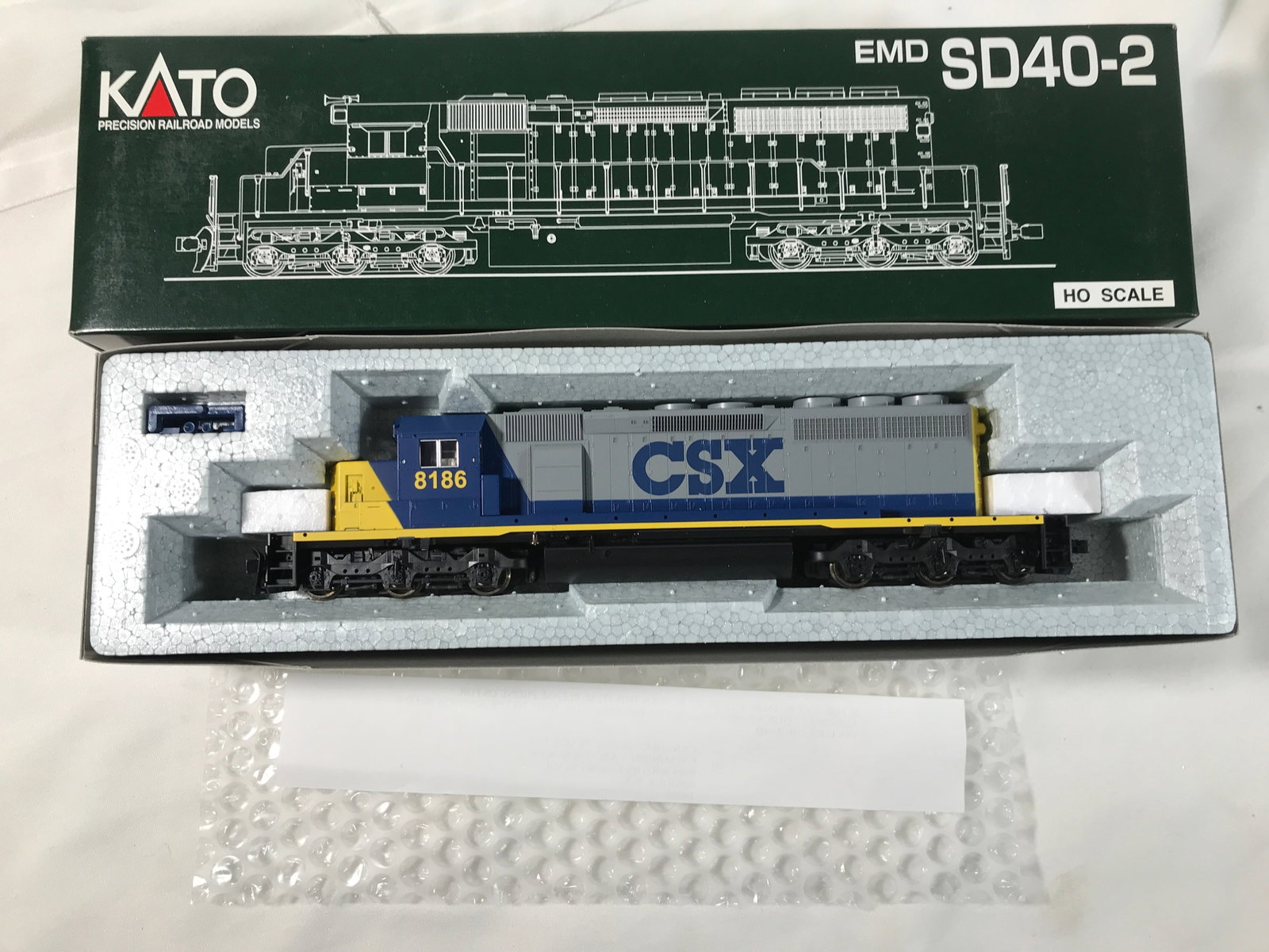 KATO CSX Locomotive 37-2705 HO Scale: In original box, peers to be in very good condition does not look like it’s ever been taken out