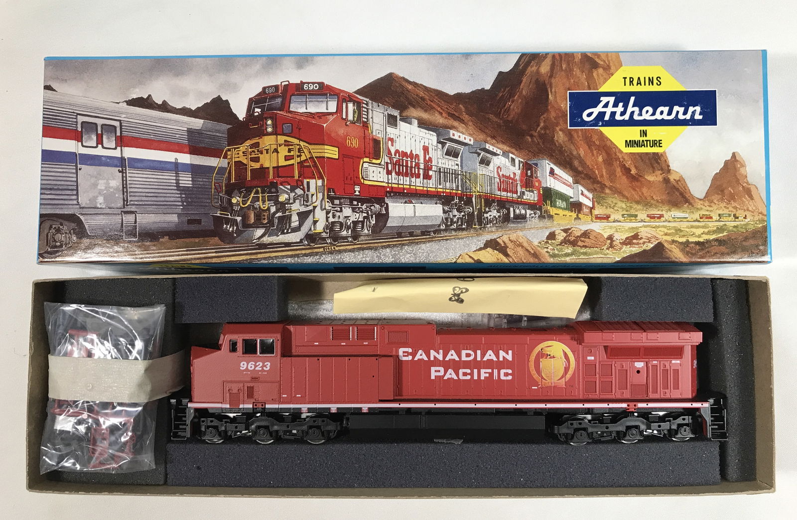 Athearn Canadian Pacific Locomotive in box (1 of 5)